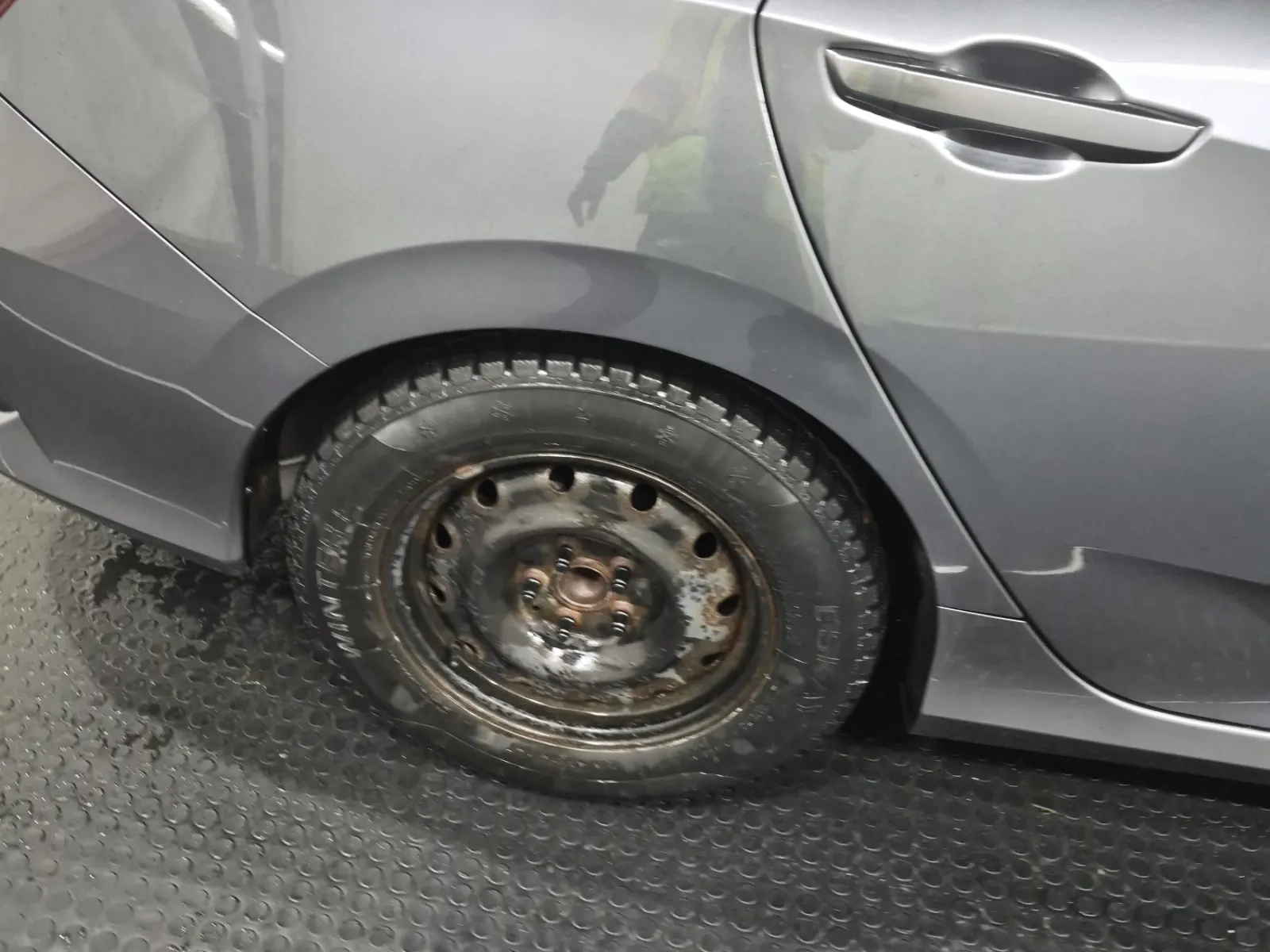 Right Rear Wheel/Tire Photo
