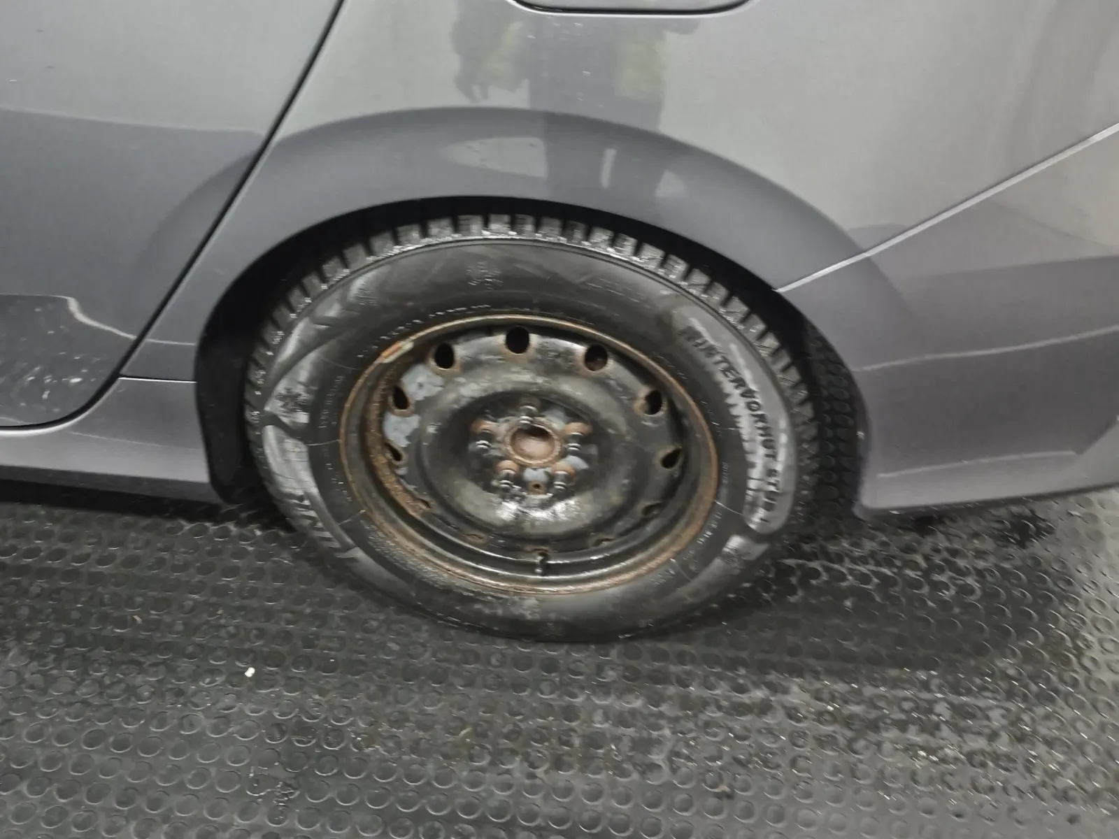 Left Rear Wheel/Tire Photo