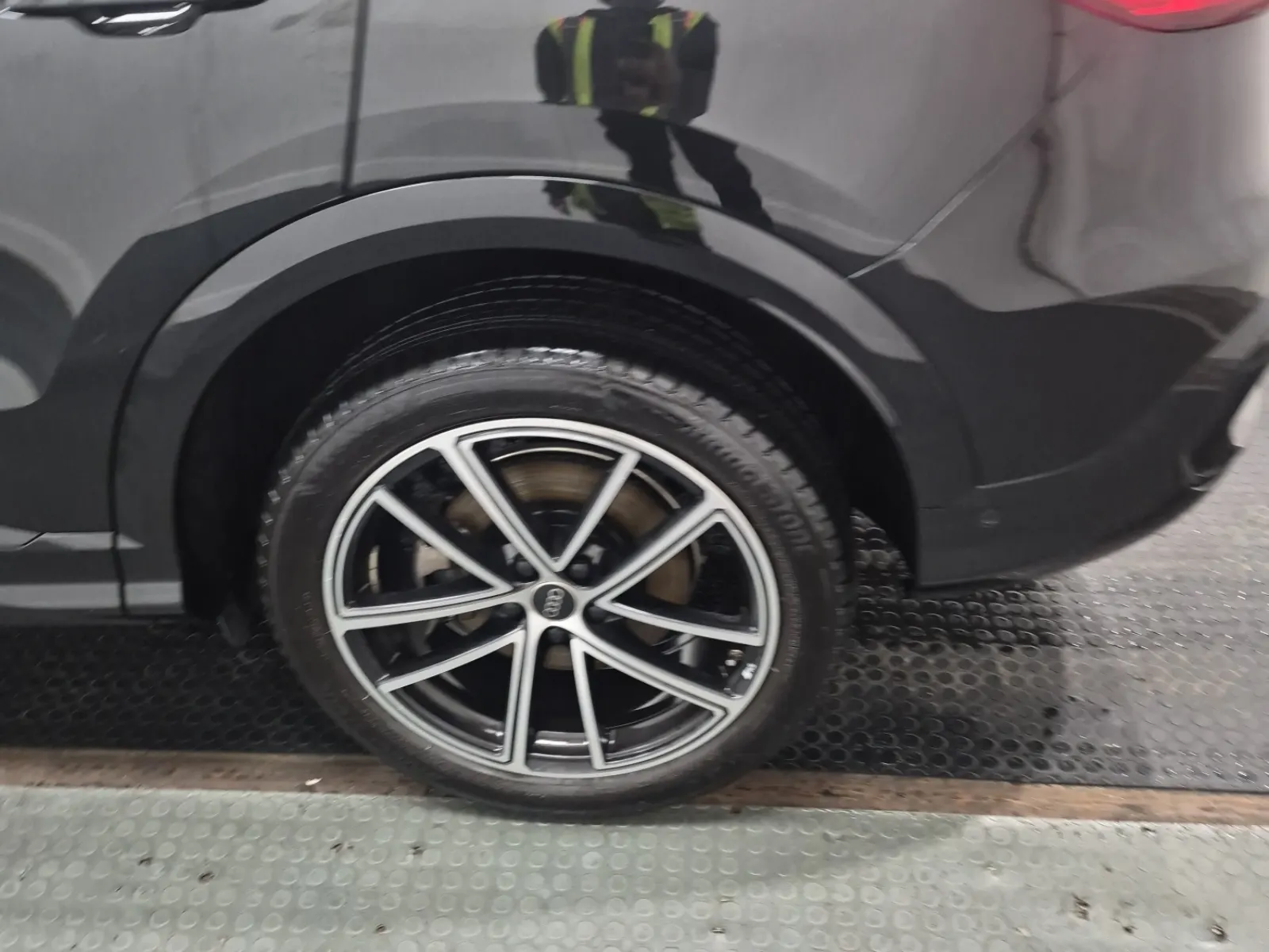 Left Rear Wheel/Tire Photo