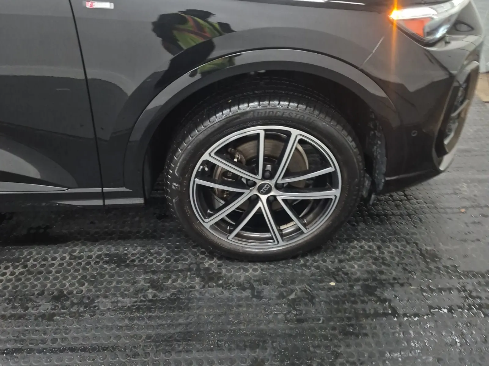 Right Front Wheel/Tire Photo