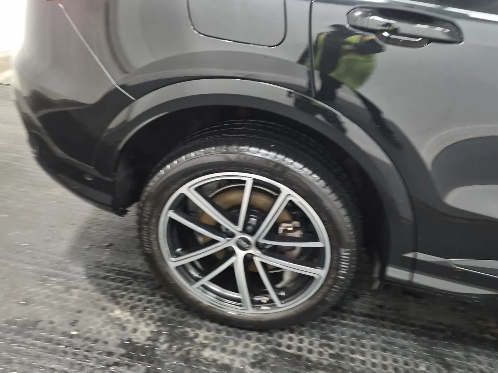 Right Rear Wheel/Tire Photo