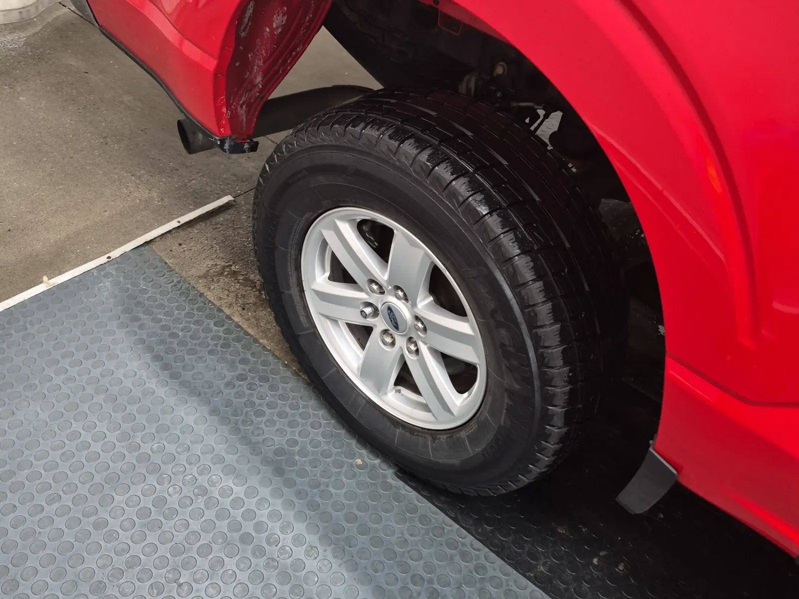Right Rear Wheel/Tire Photo