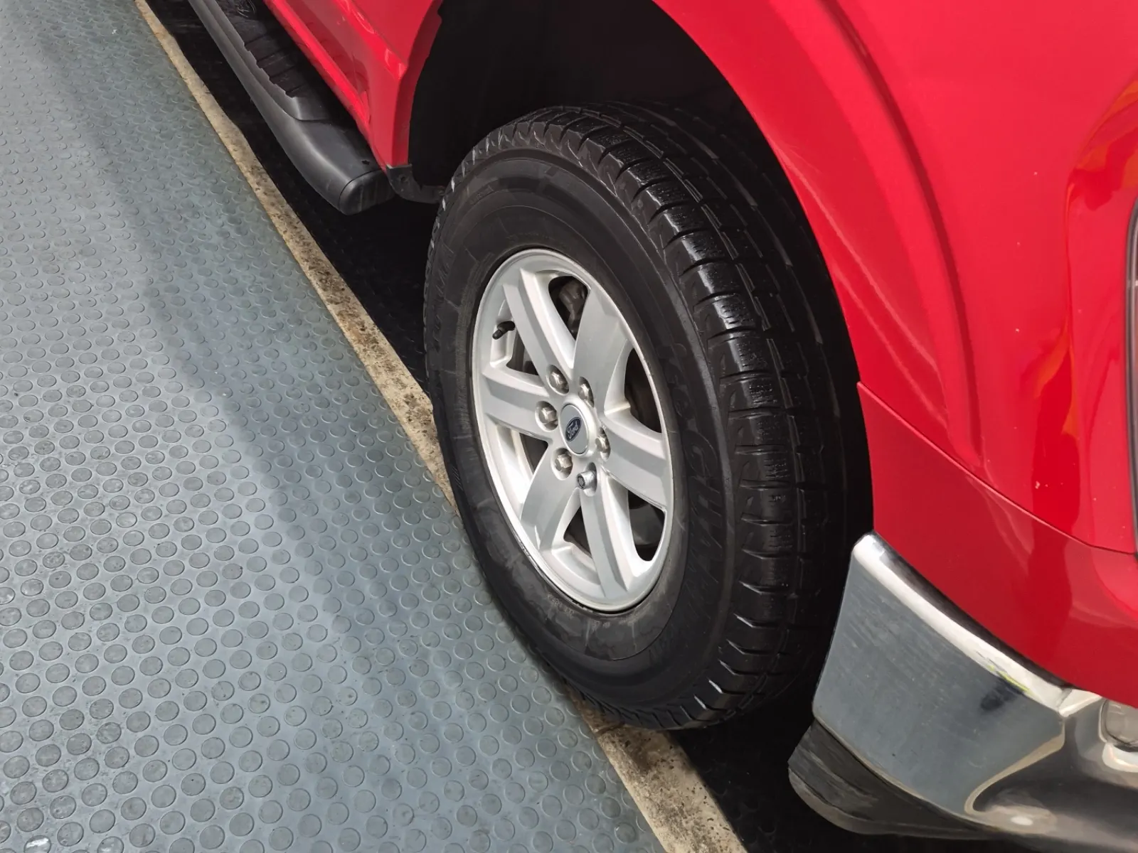 Right Front Wheel/Tire Photo