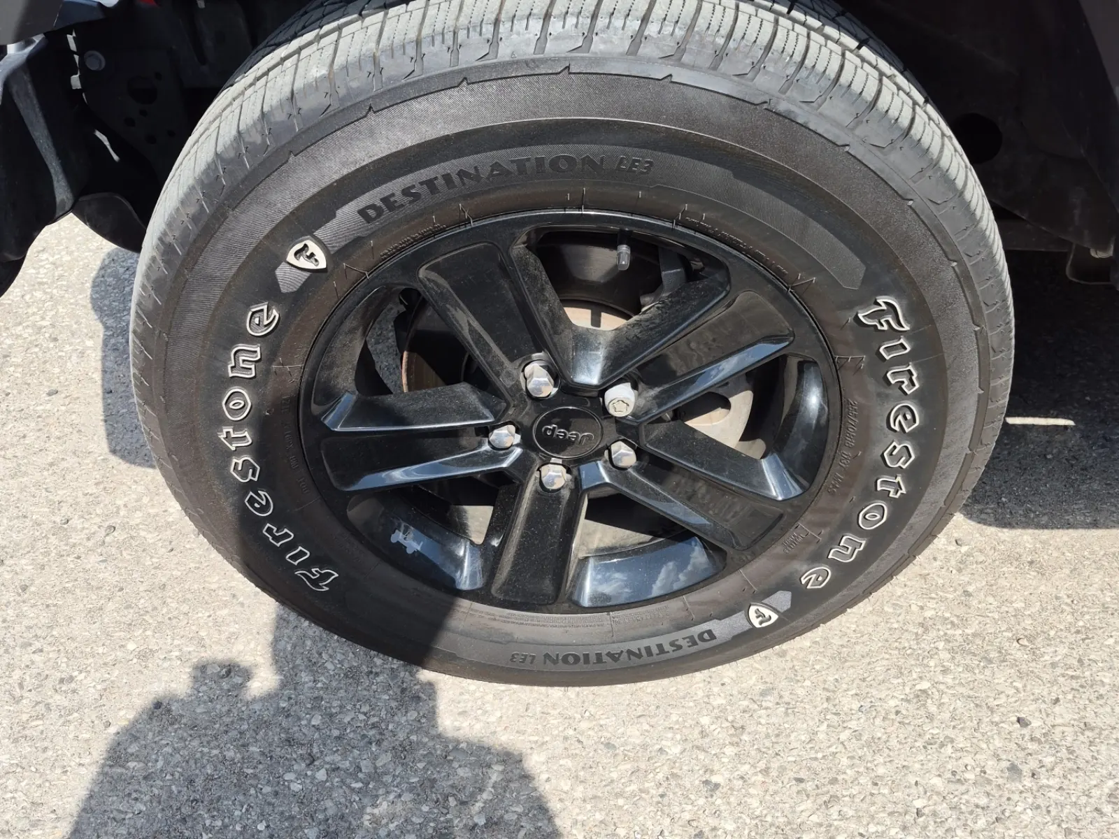 Front driver wheel/tire photo