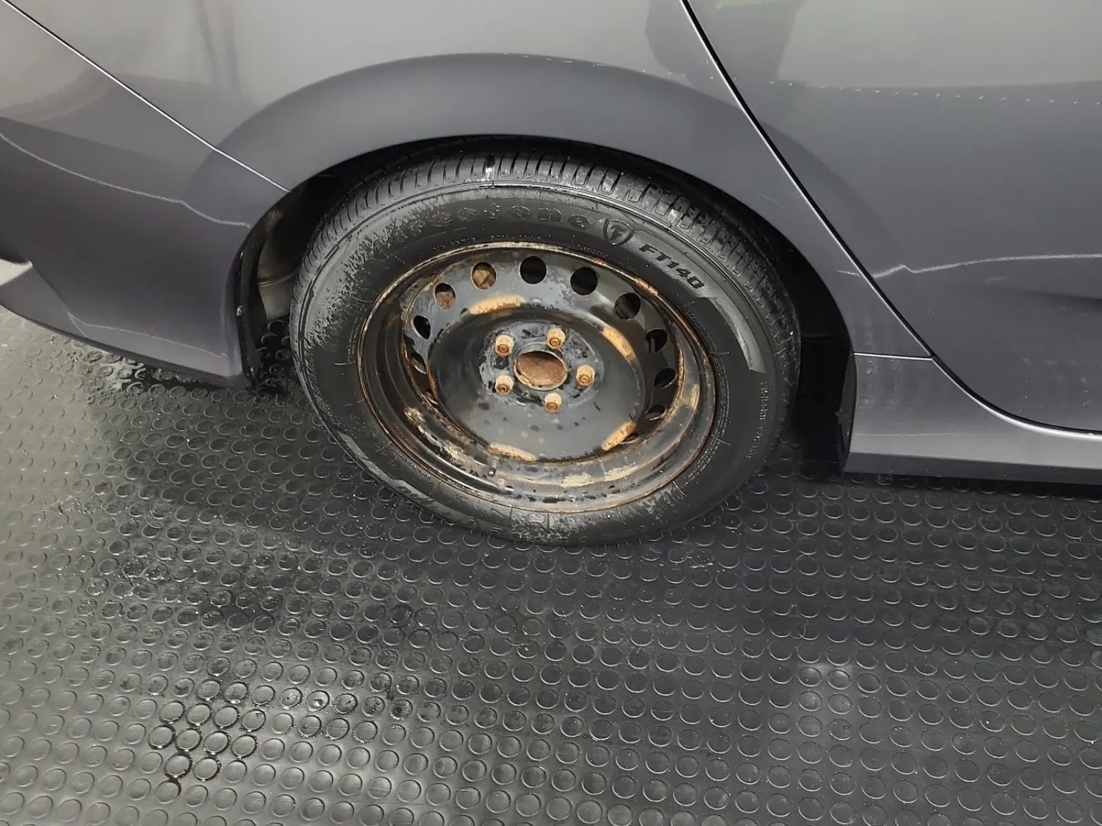 Right Rear Wheel/Tire Photo