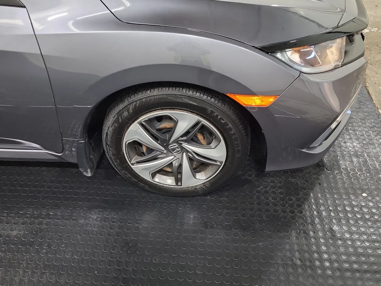 Right Front Wheel/Tire Photo