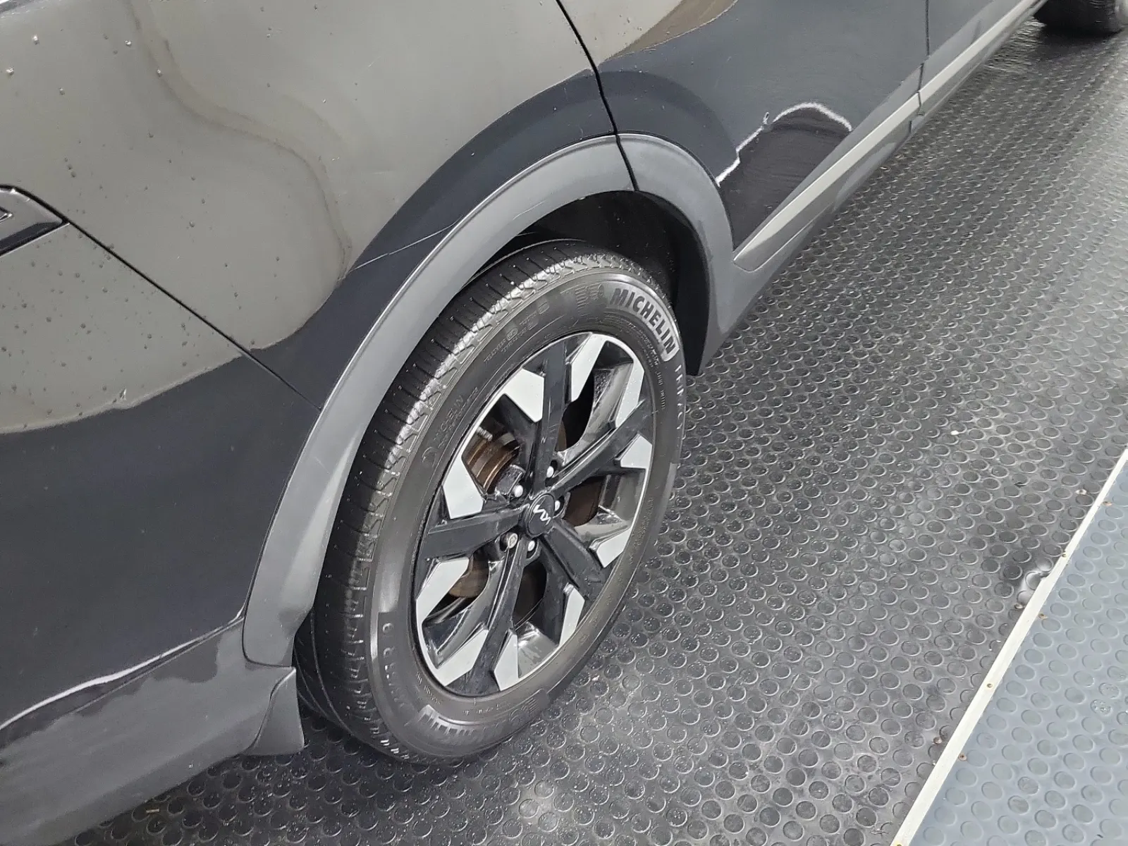 Right Rear Wheel/Tire Photo