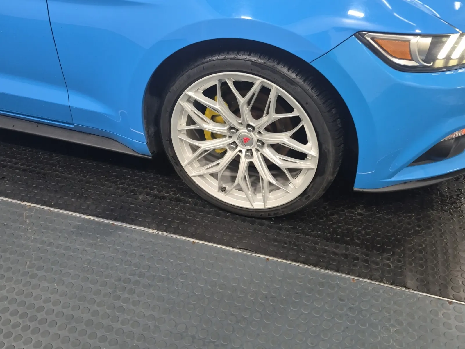 Right Front Wheel/Tire Photo