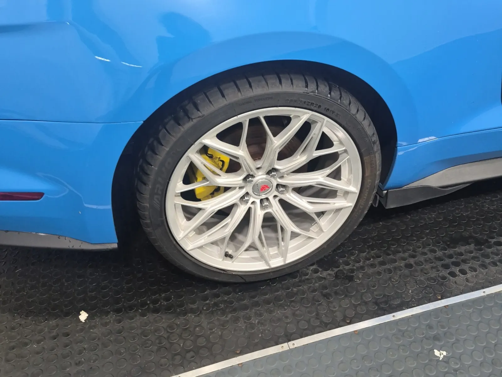 Right Rear Wheel/Tire Photo