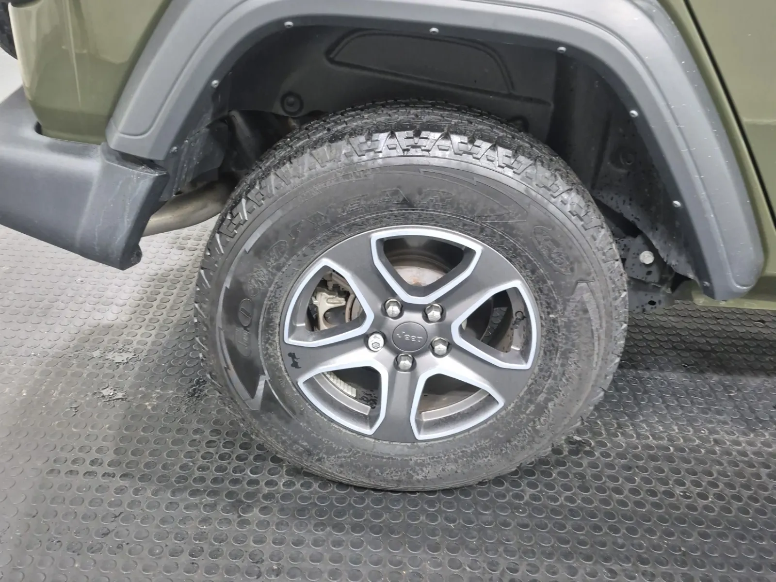 Right Rear Wheel/Tire Photo