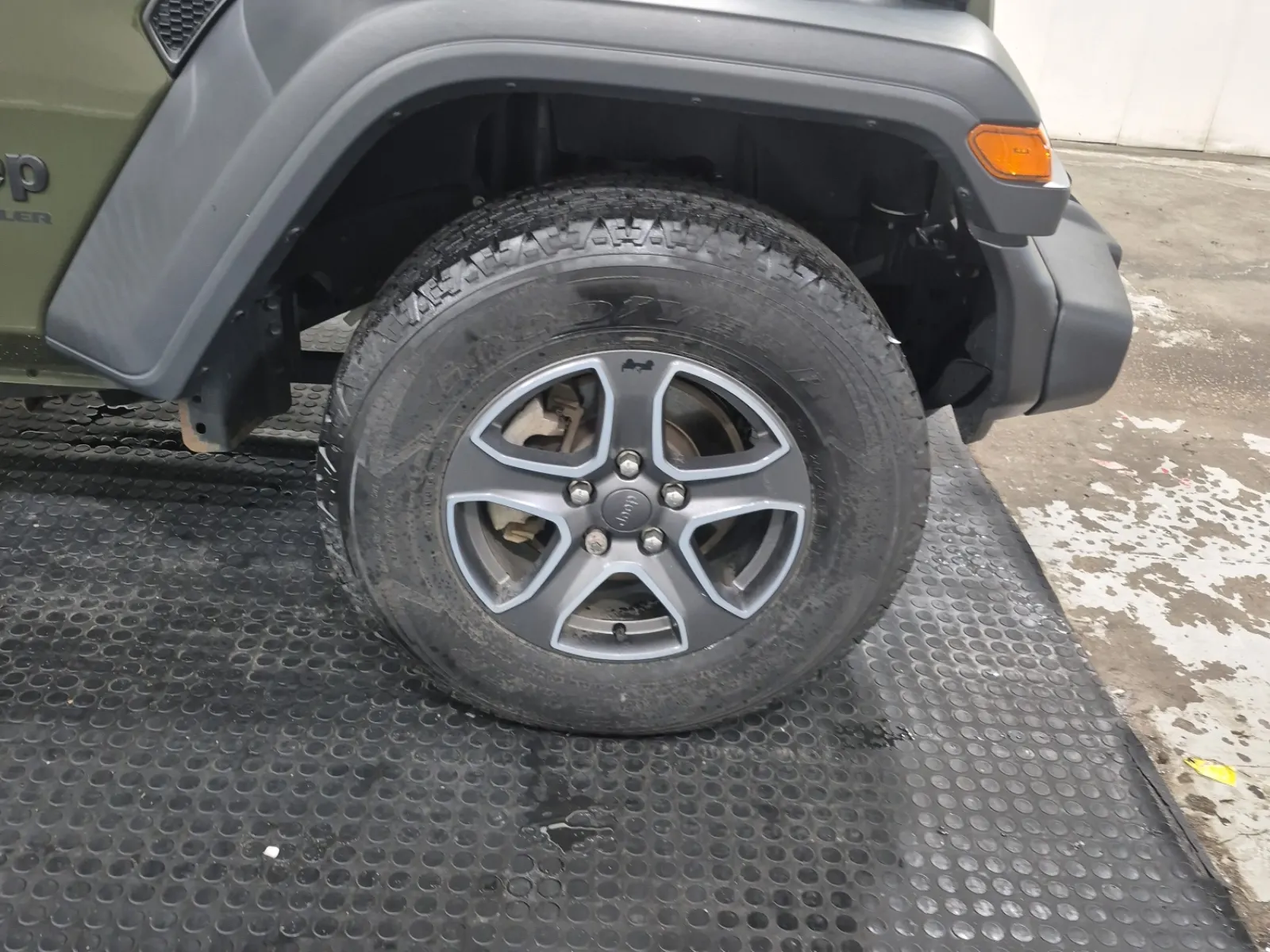 Right Front Wheel/Tire Photo