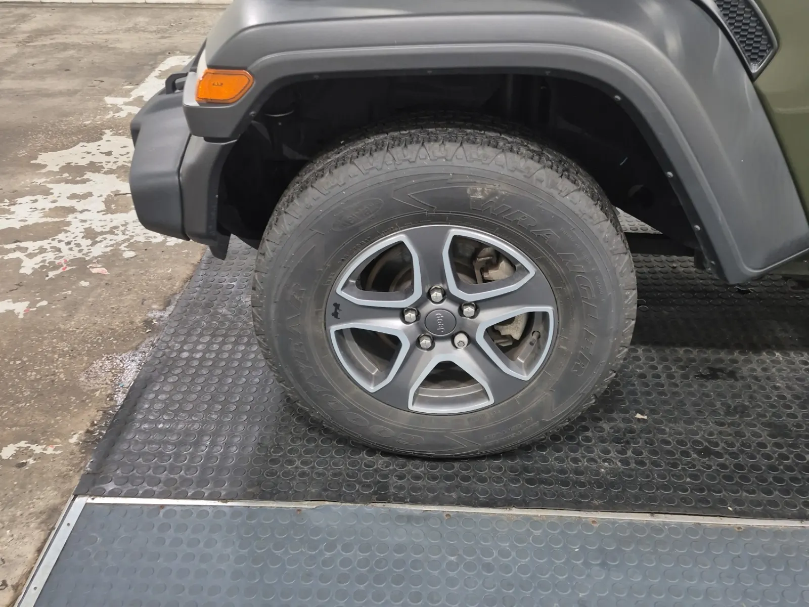 Front driver wheel/tire photo