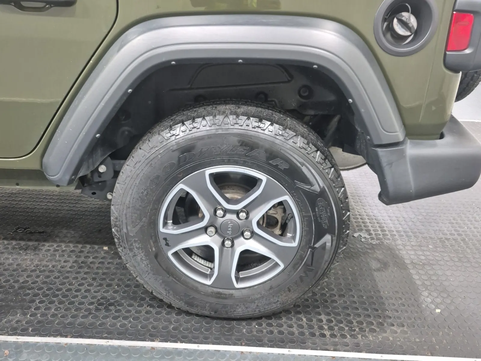 Left Rear Wheel/Tire Photo