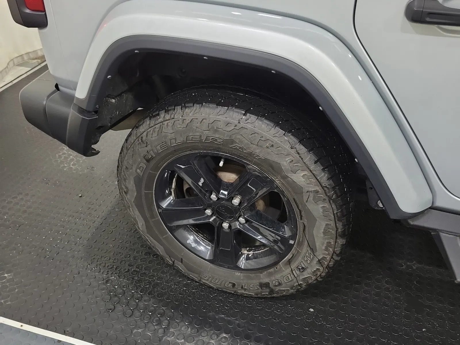 Right Rear Wheel/Tire Photo