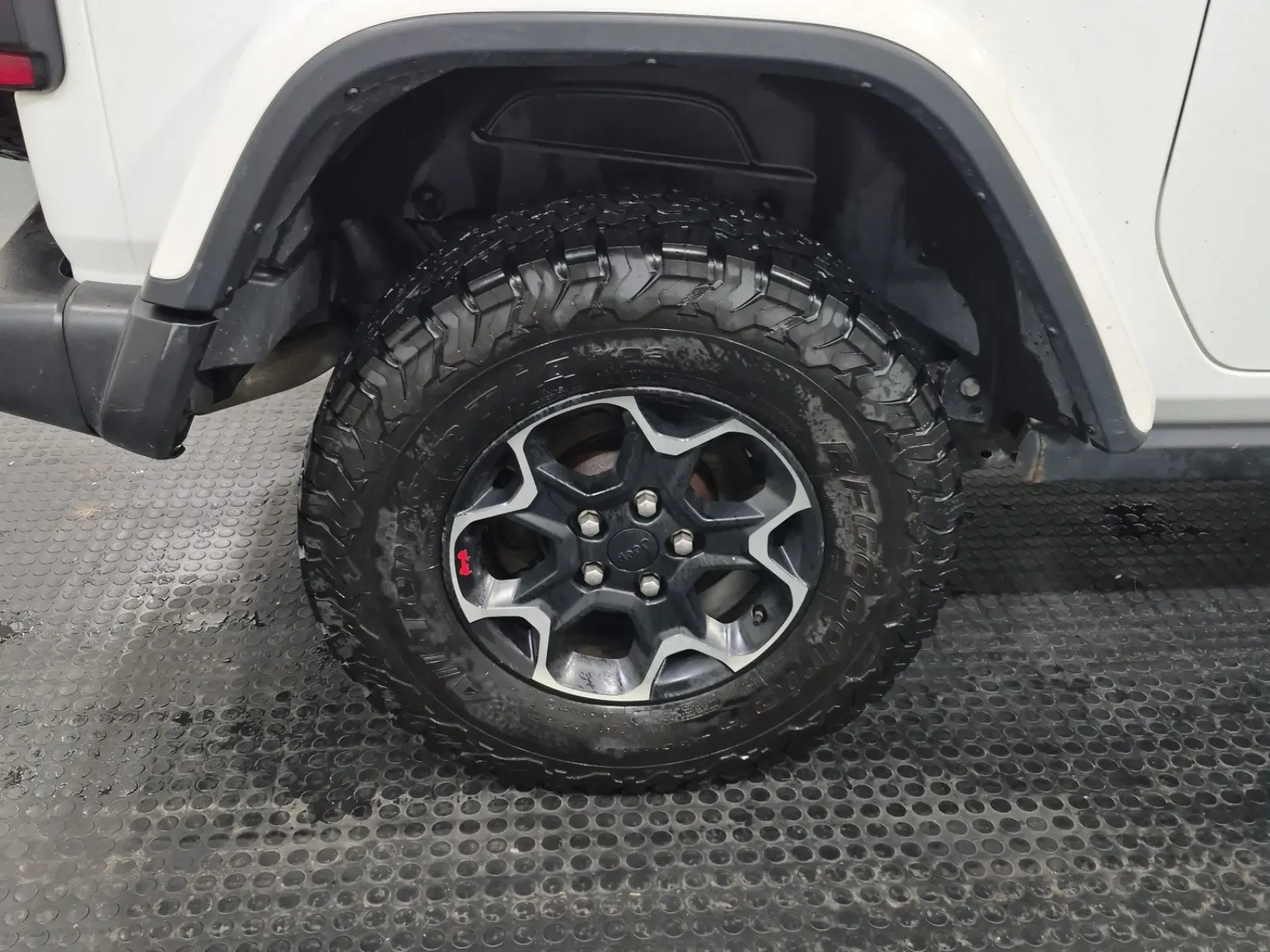Right Rear Wheel/Tire Photo
