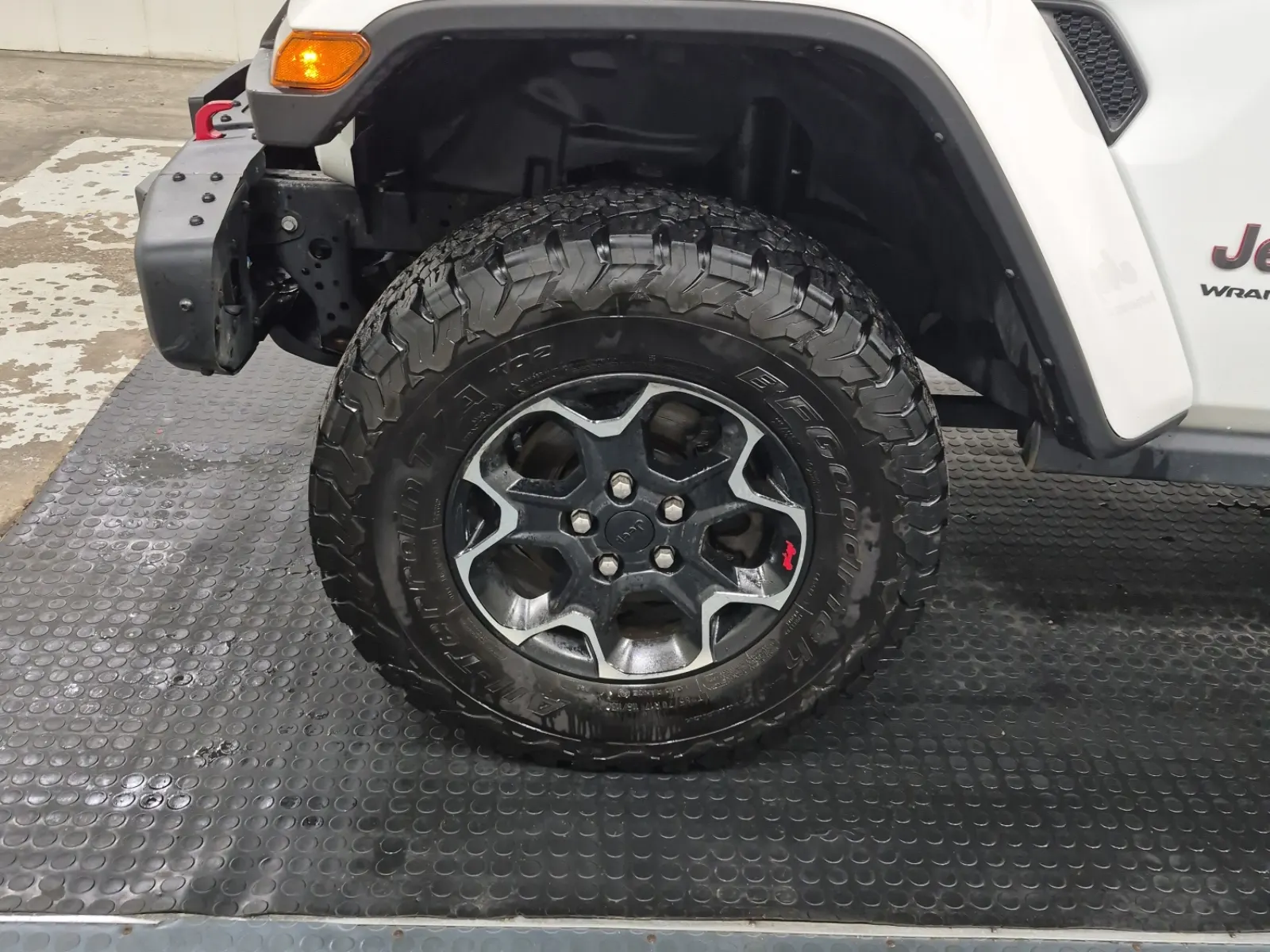 Front driver wheel/tire photo