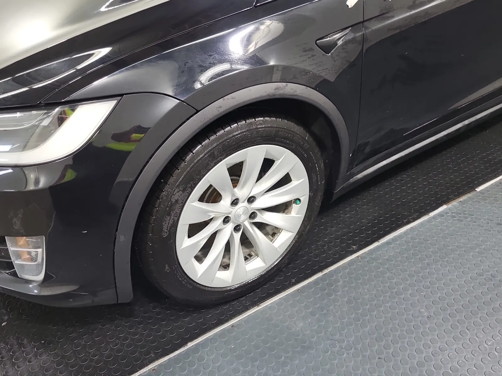 Front driver wheel/tire photo