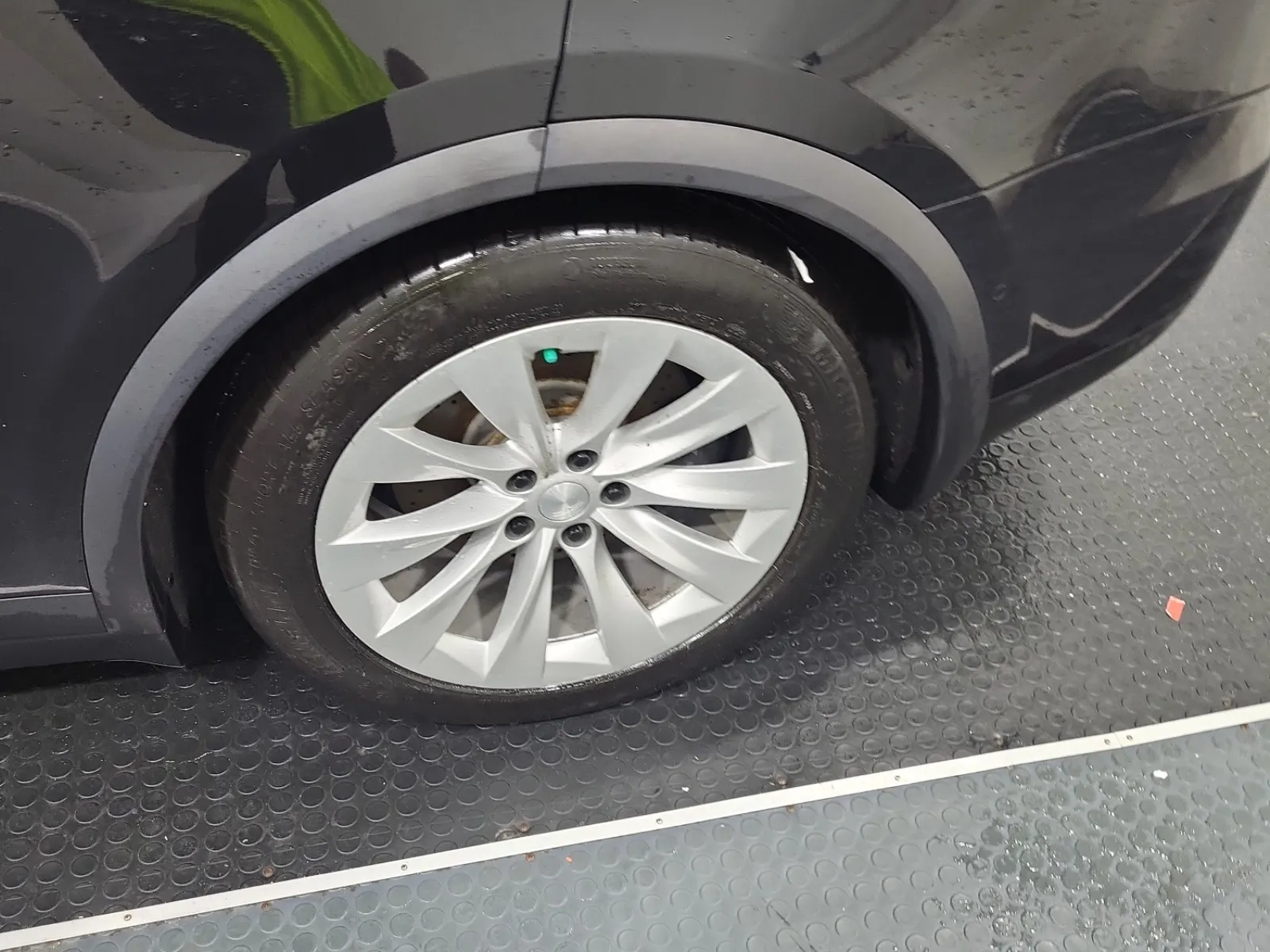 Left Rear Wheel/Tire Photo