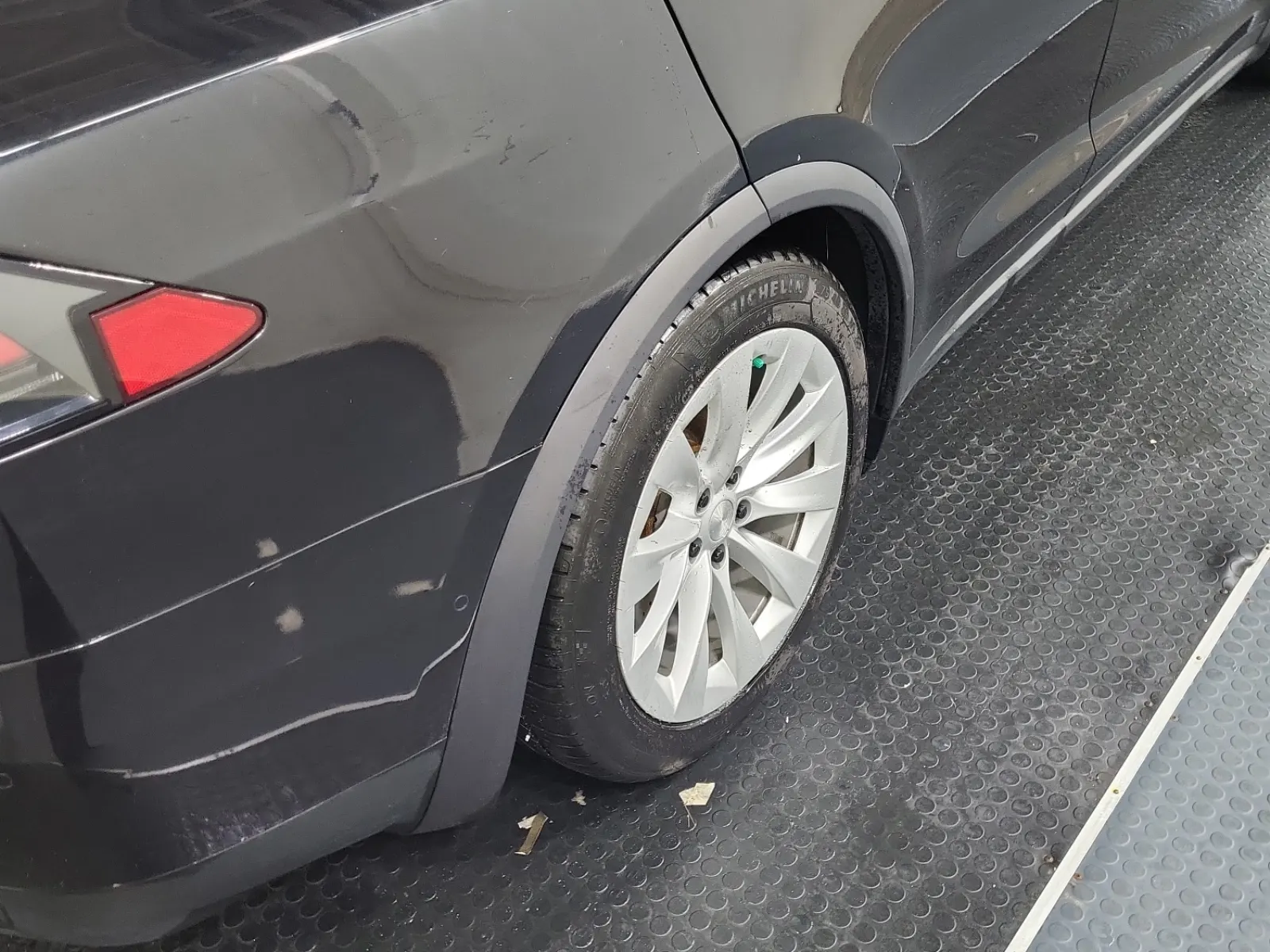 Right Rear Wheel/Tire Photo