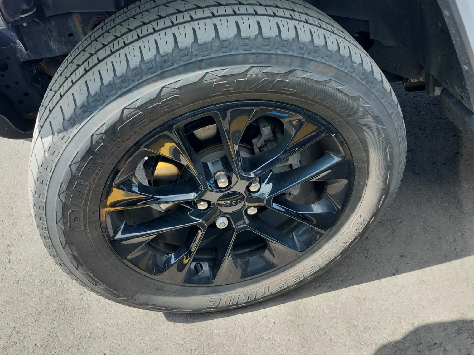 Front driver wheel/tire photo