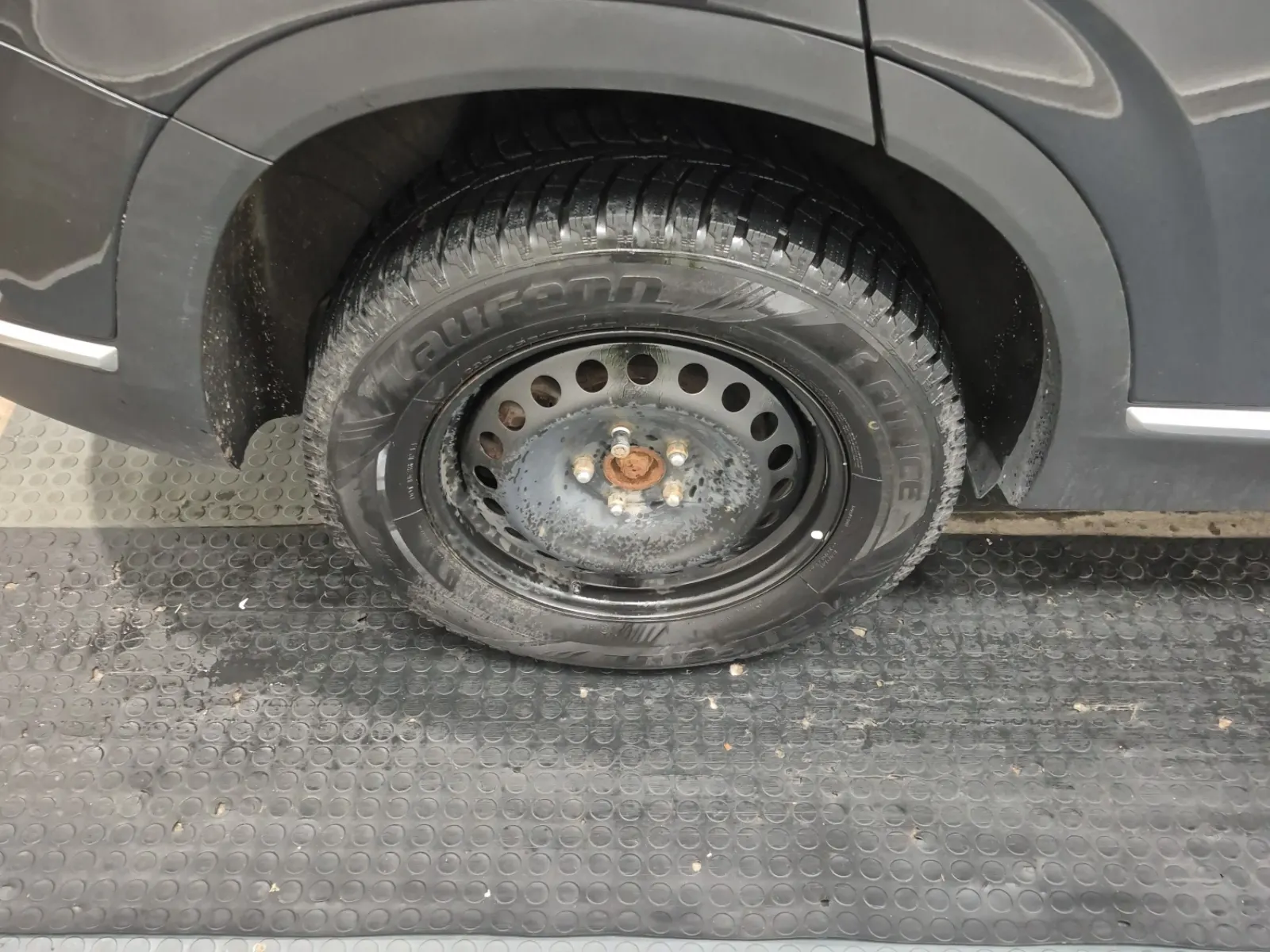 Right Rear Wheel/Tire Photo
