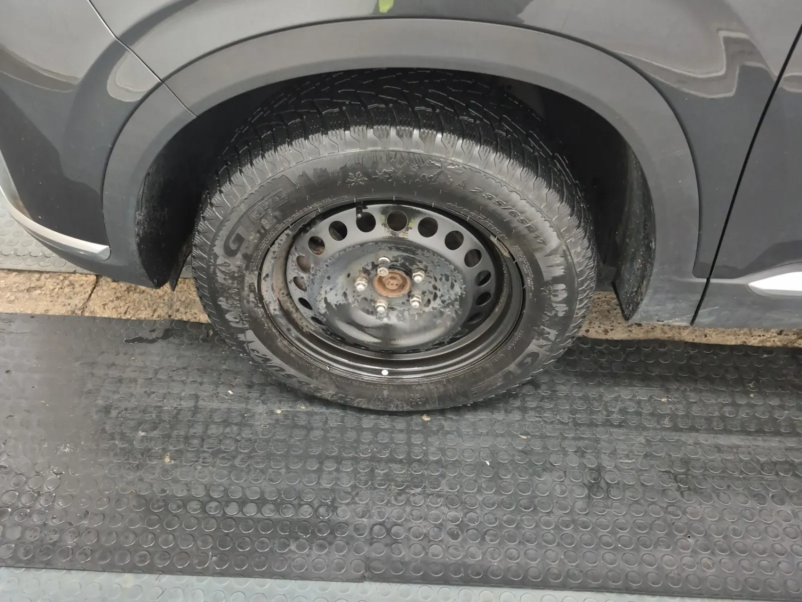 Front driver wheel/tire photo