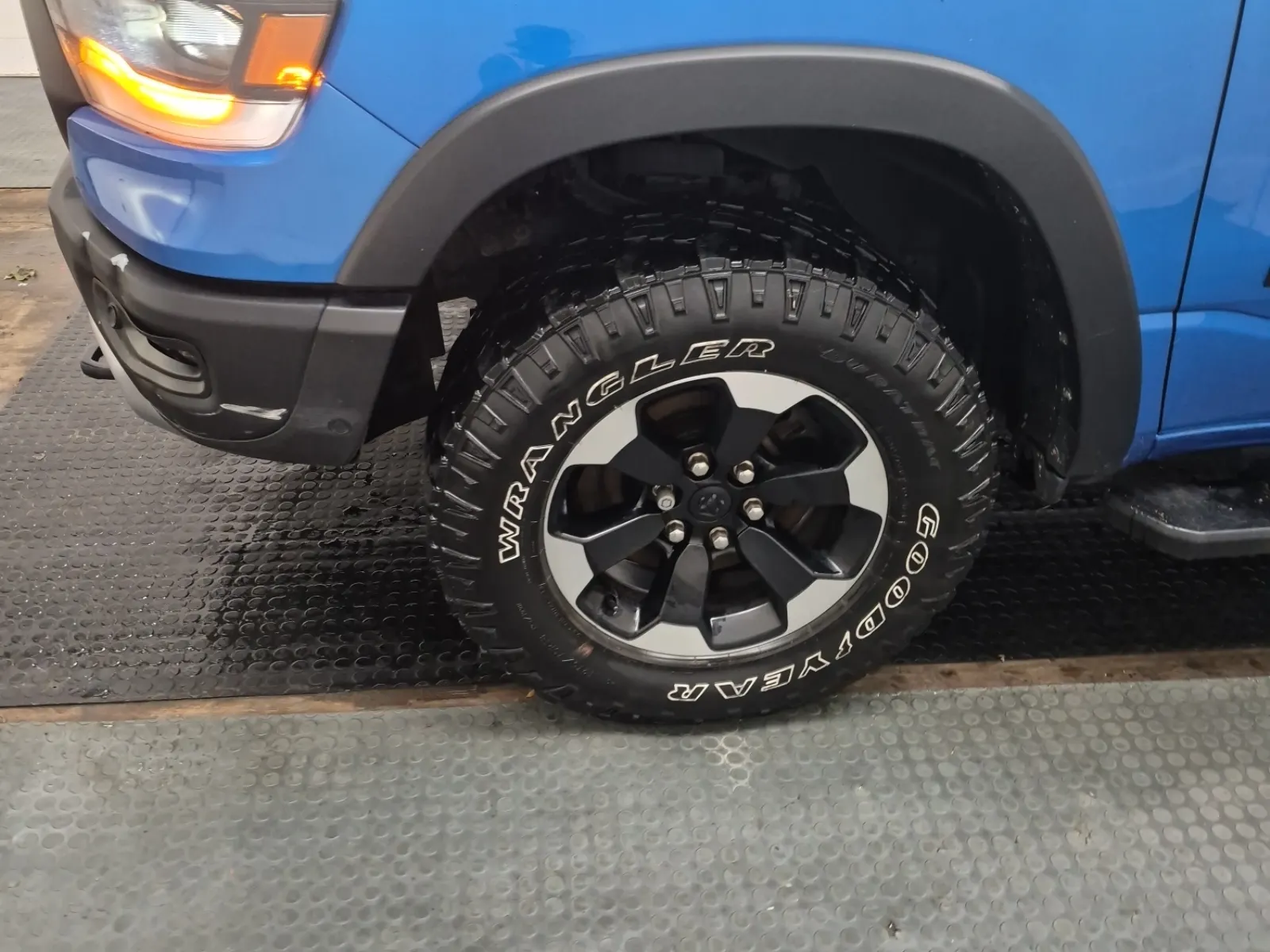 Front driver wheel/tire photo
