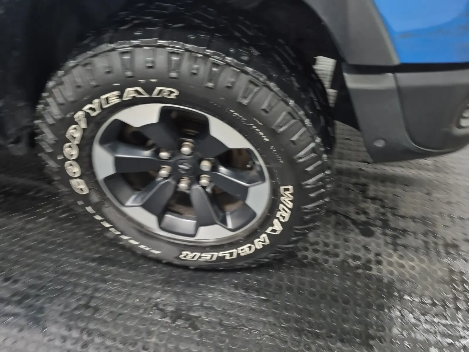 Right Front Wheel/Tire Photo