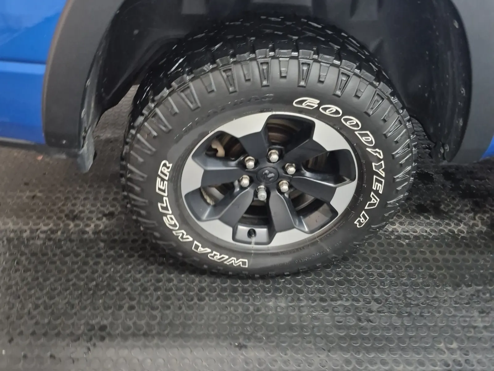 Right Rear Wheel/Tire Photo