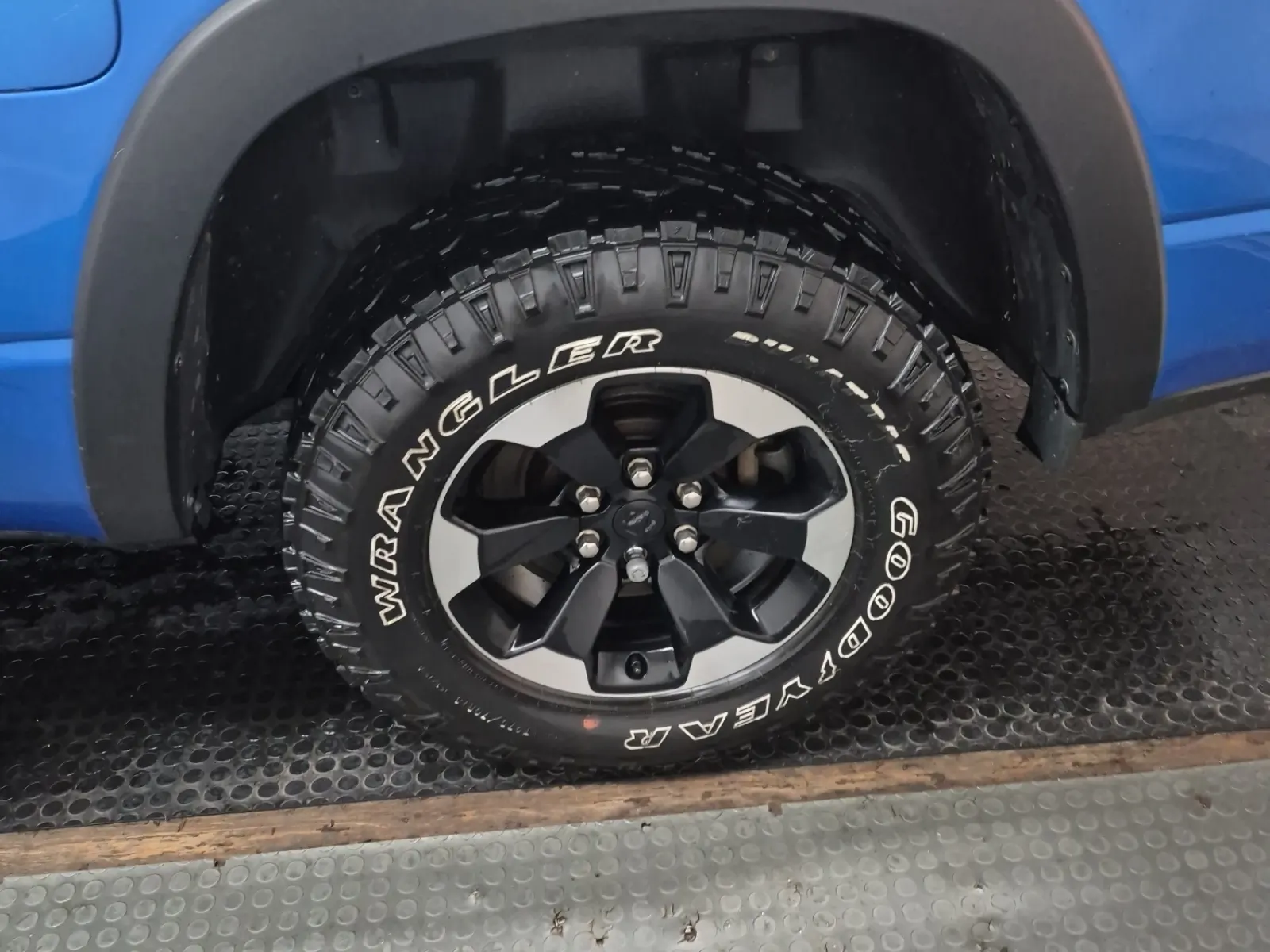 Left Rear Wheel/Tire Photo