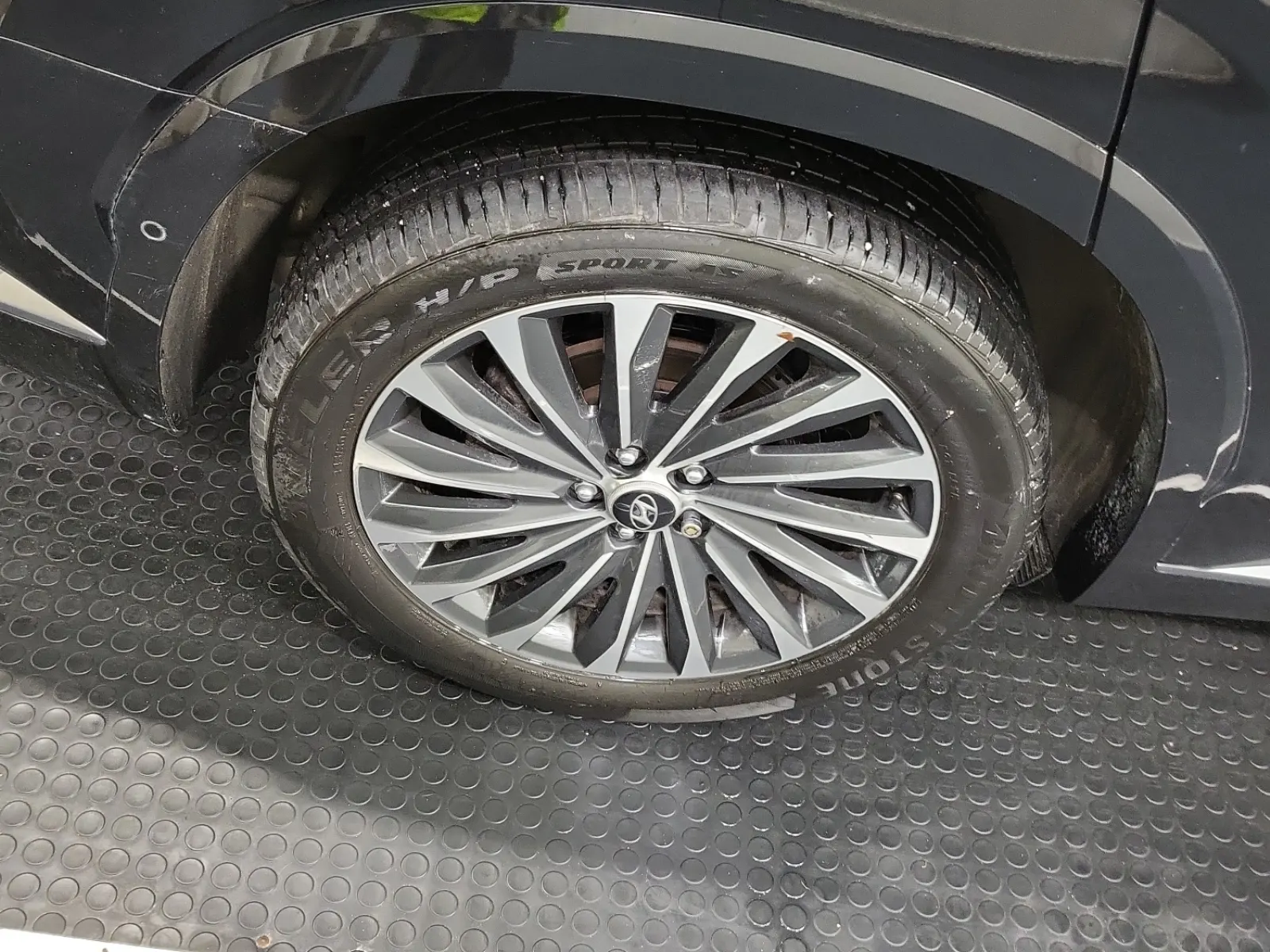 Right Rear Wheel/Tire Photo