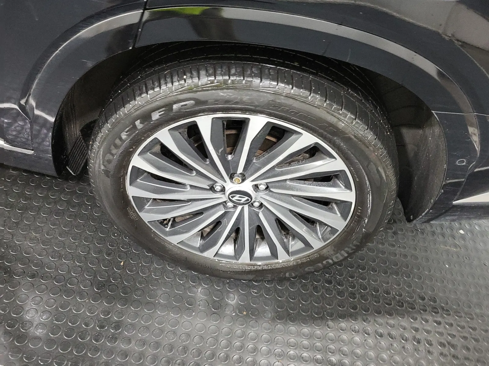 Left Rear Wheel/Tire Photo