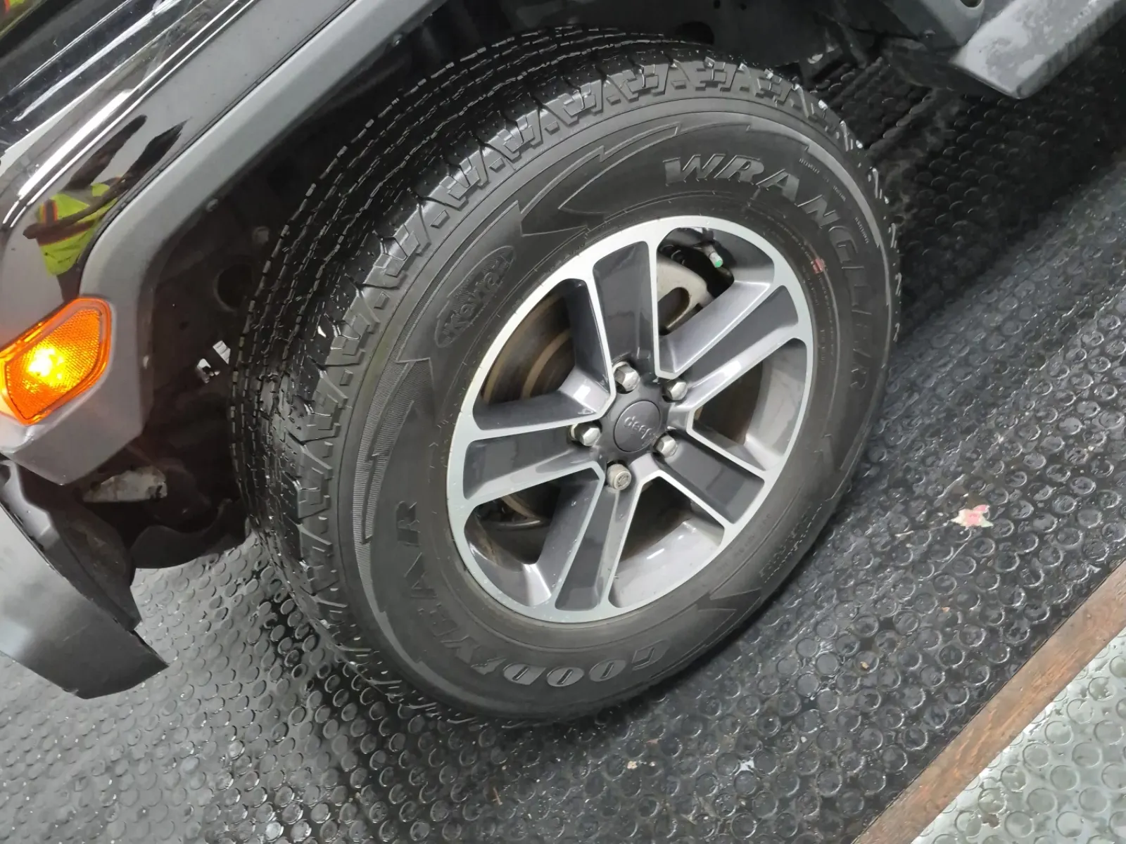 Front driver wheel/tire photo