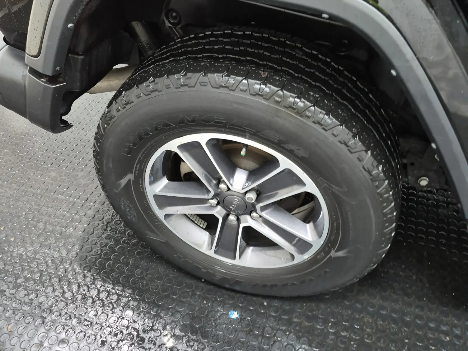 Right Rear Wheel/Tire Photo