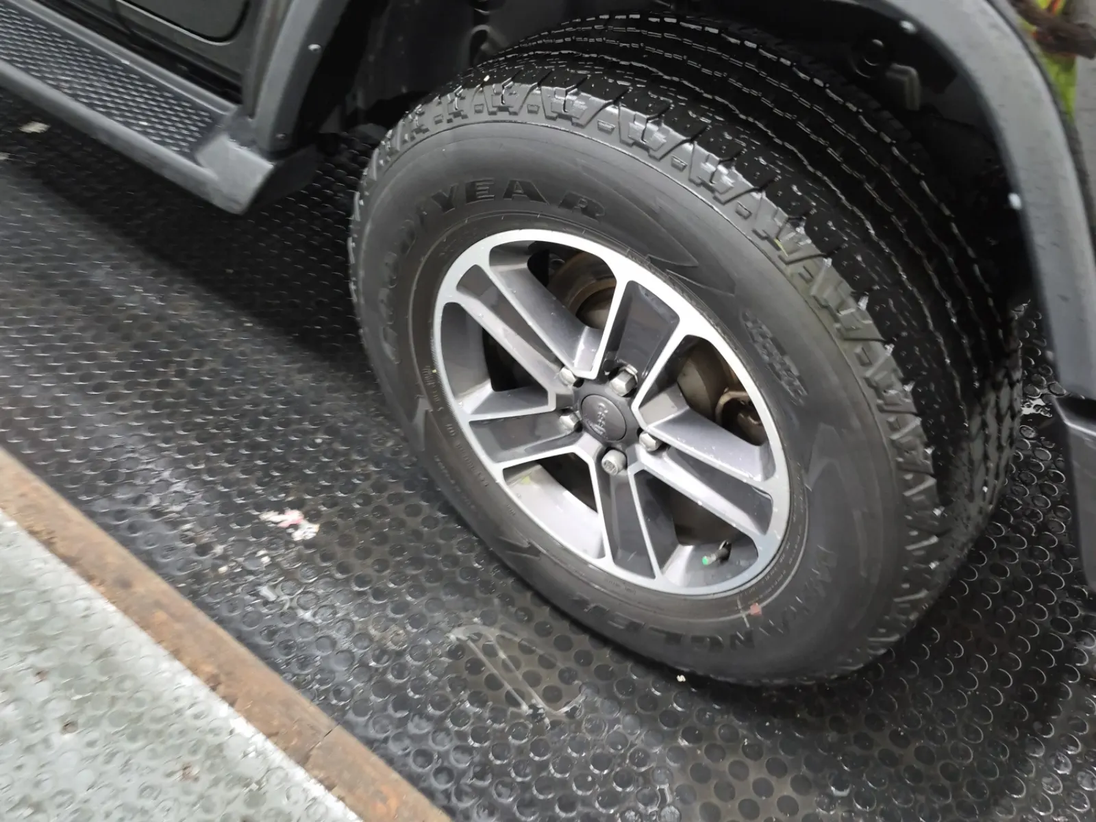 Left Rear Wheel/Tire Photo