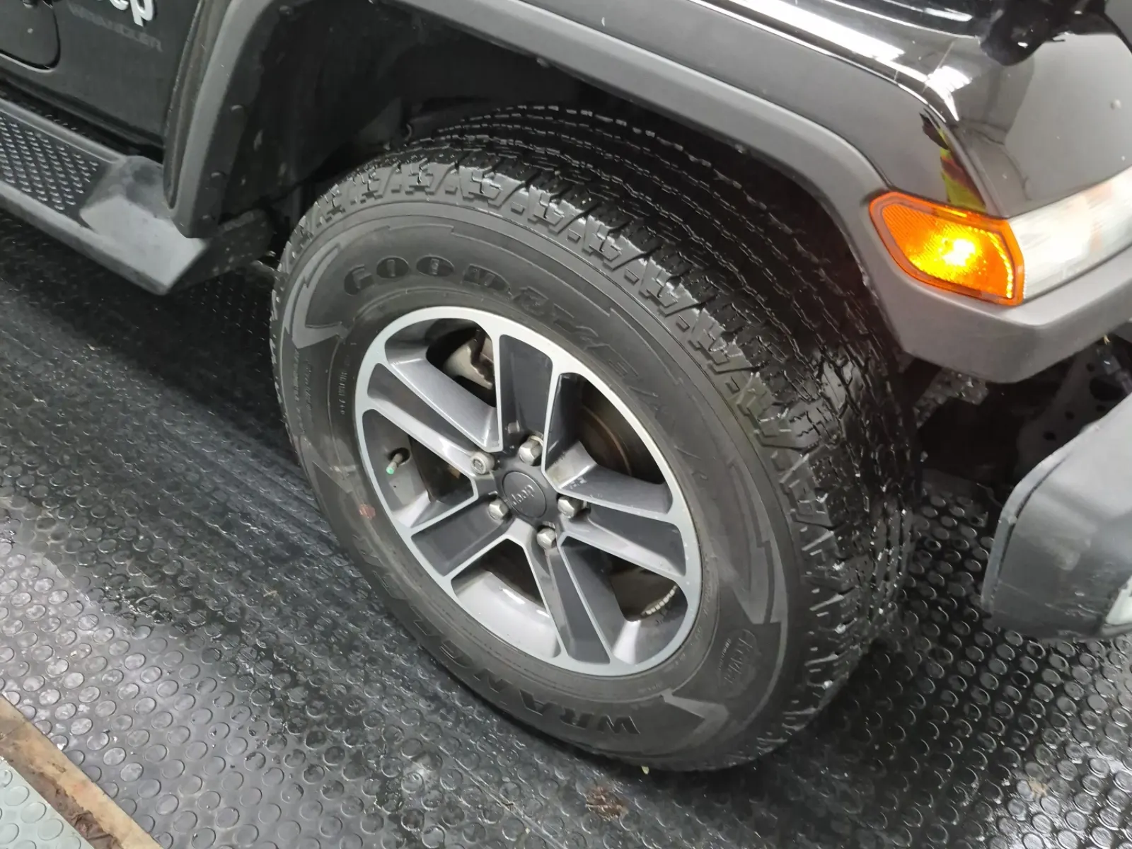 Right Front Wheel/Tire Photo