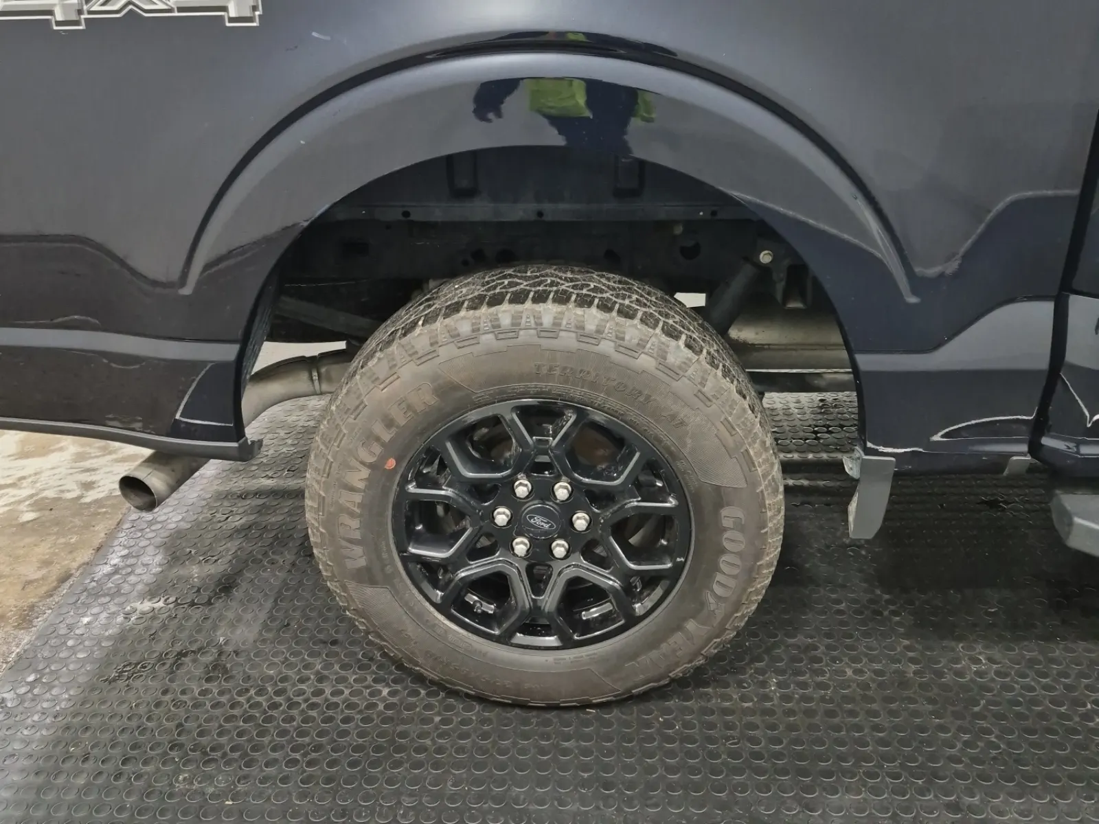 Right Rear Wheel/Tire Photo