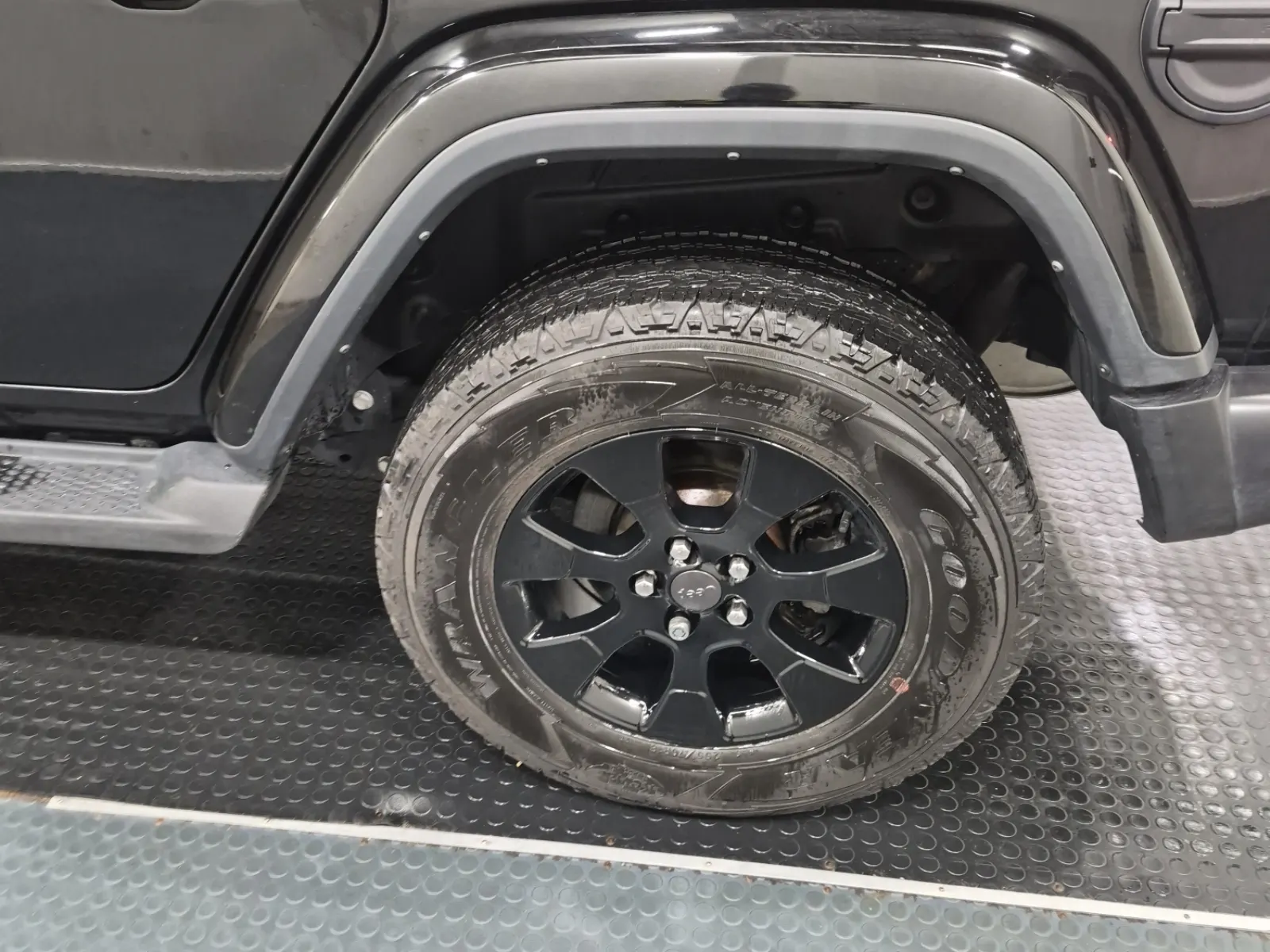 Left Rear Wheel/Tire Photo