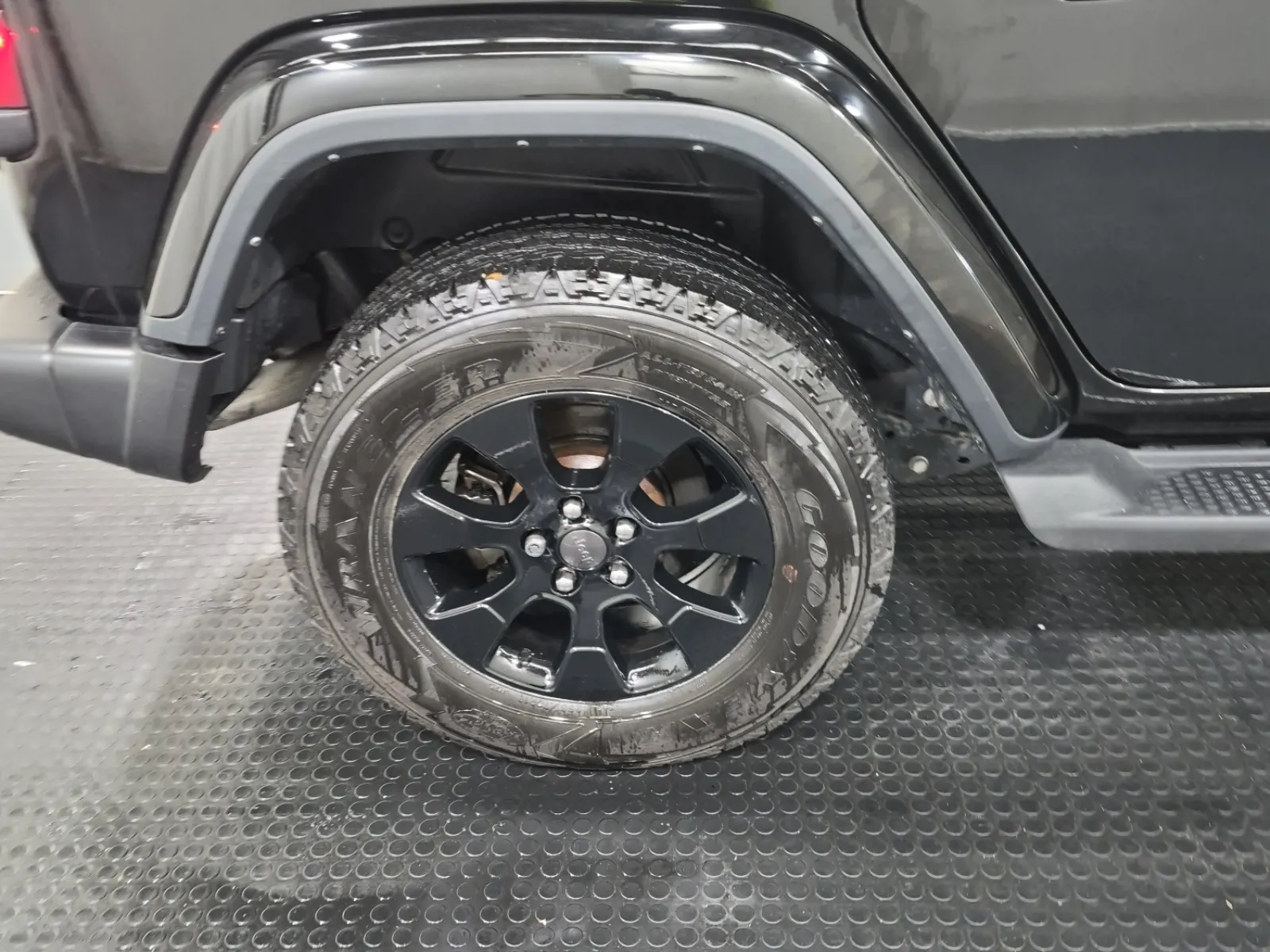 Right Rear Wheel/Tire Photo