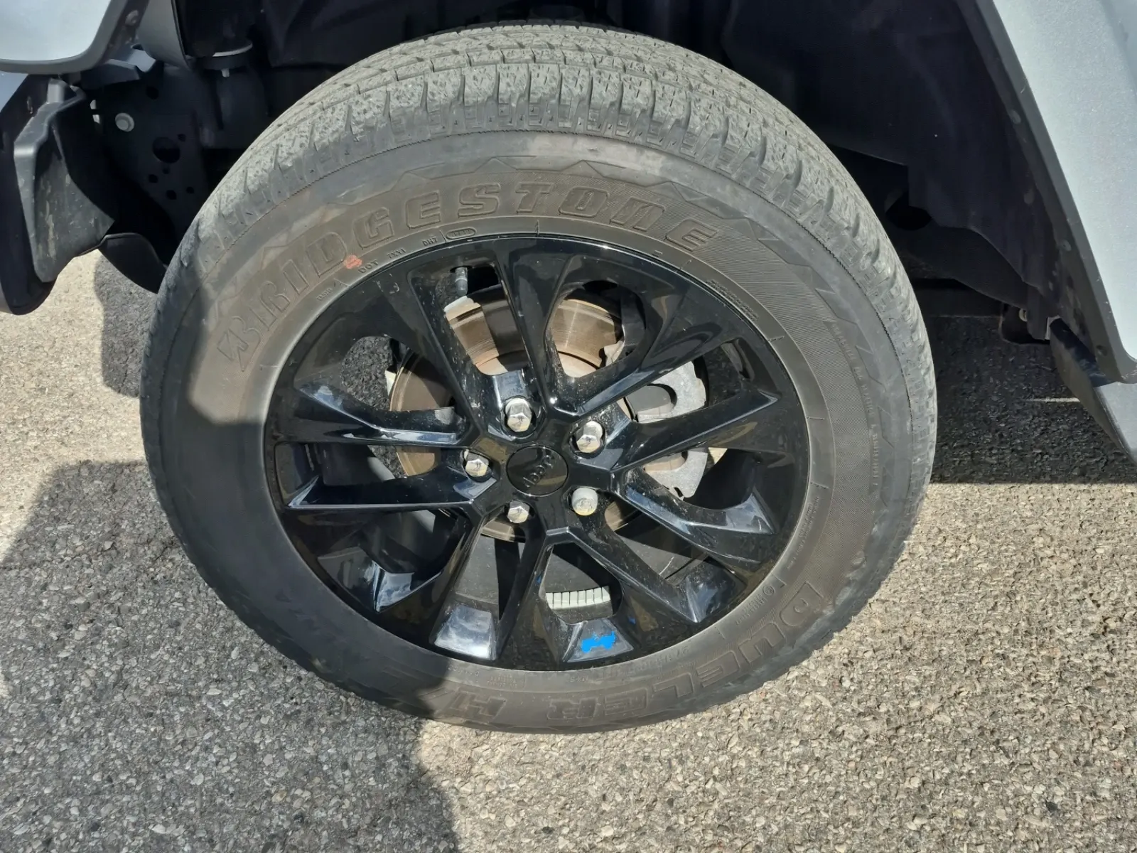 Front driver wheel/tire photo