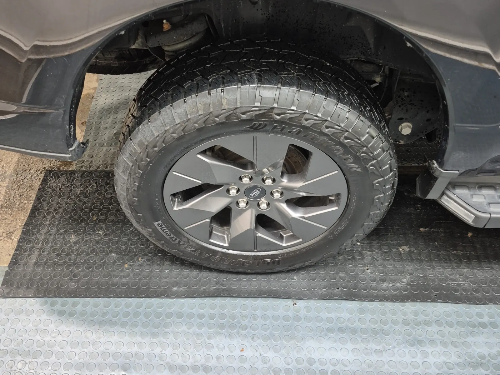 Right Rear Wheel/Tire Photo