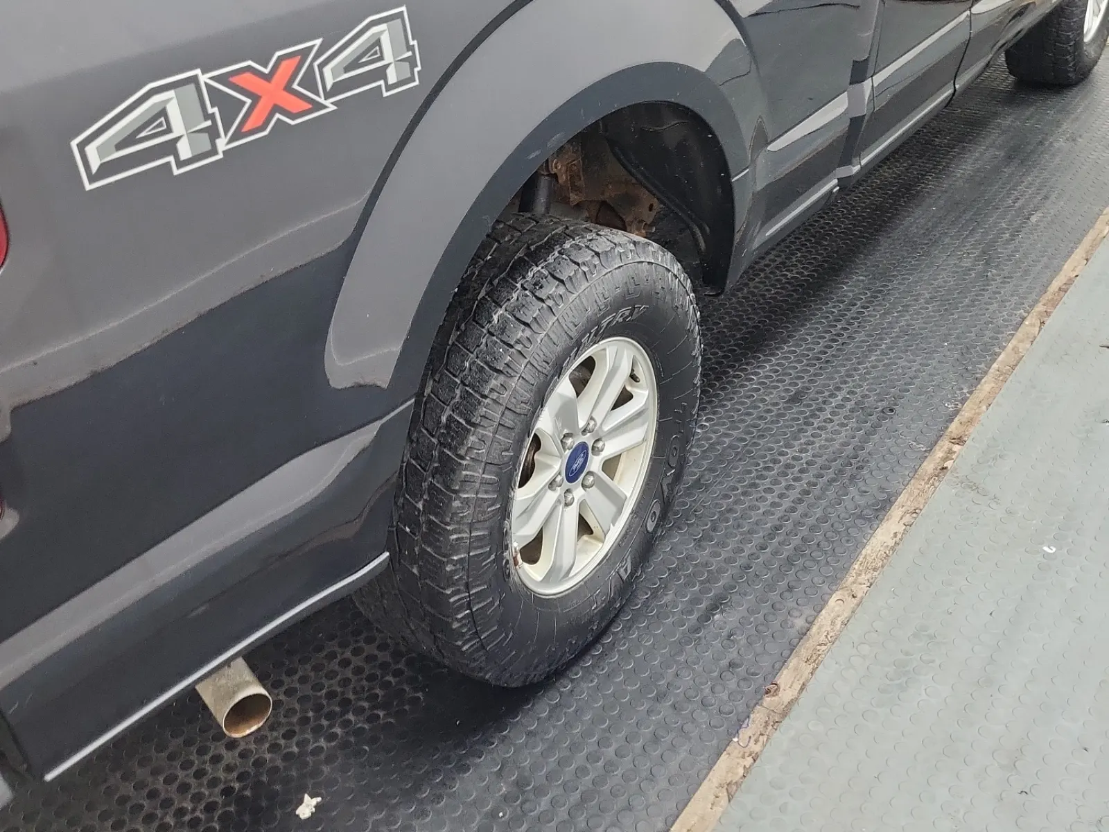 Right Rear Wheel/Tire Photo