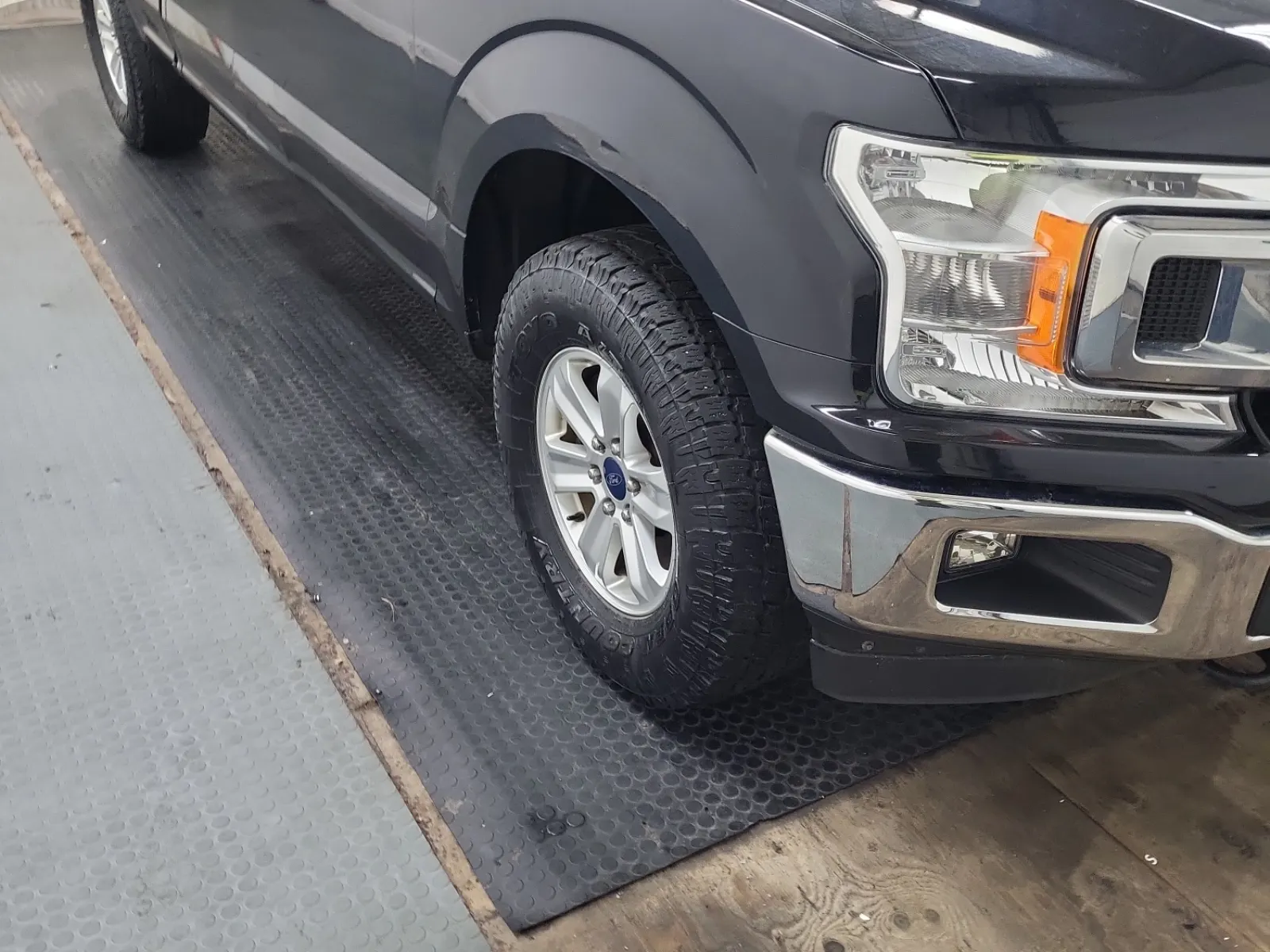 Right Front Wheel/Tire Photo