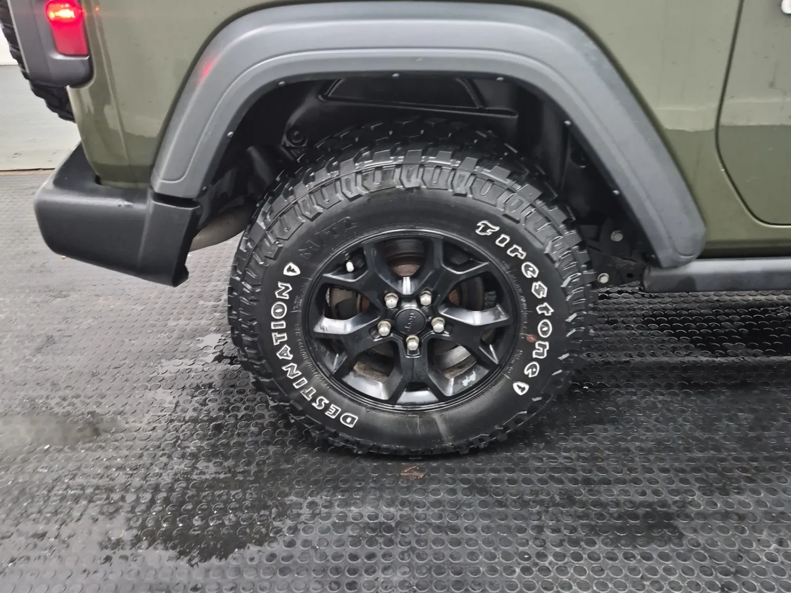 Right Rear Wheel/Tire Photo