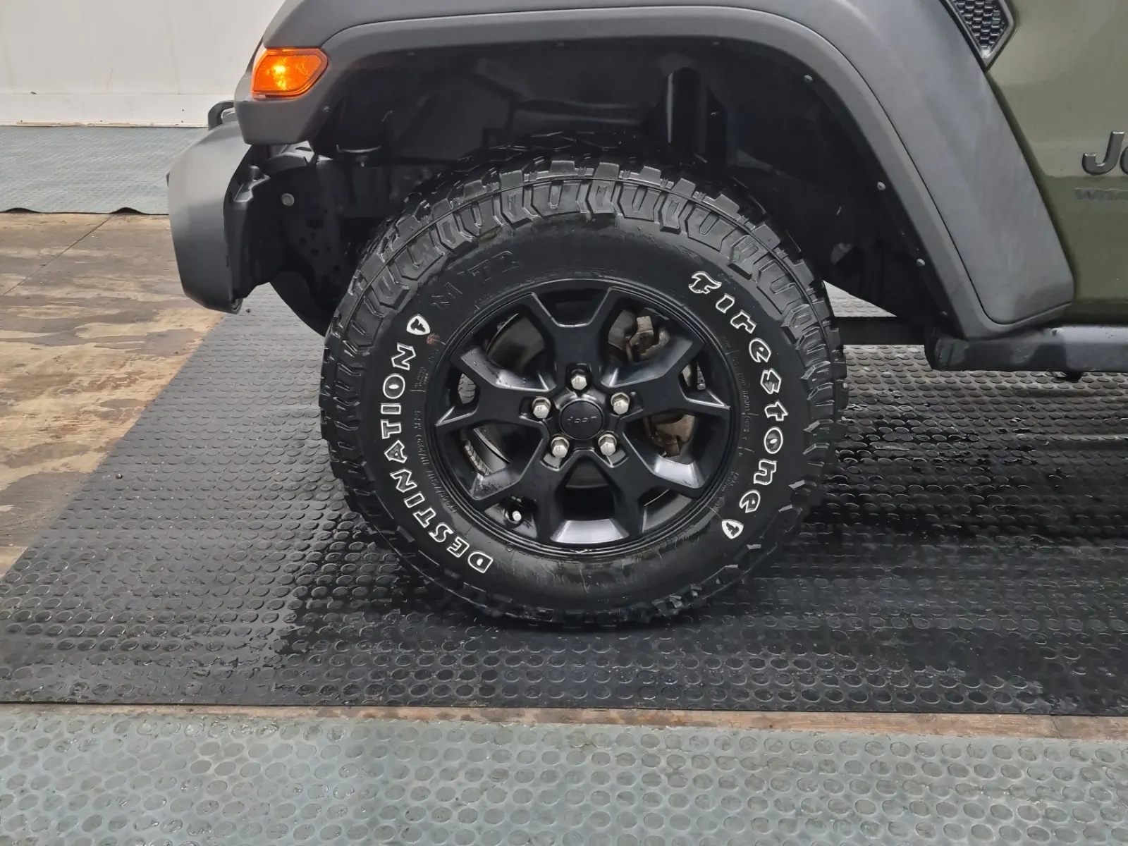 Front driver wheel/tire photo