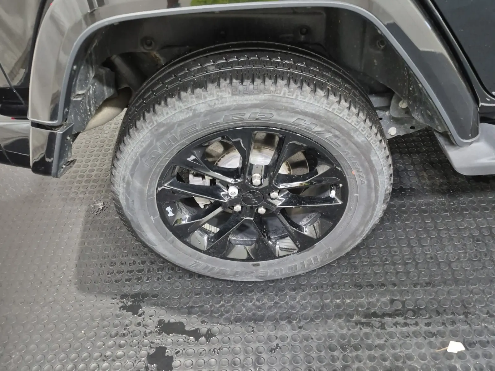 Right Rear Wheel/Tire Photo