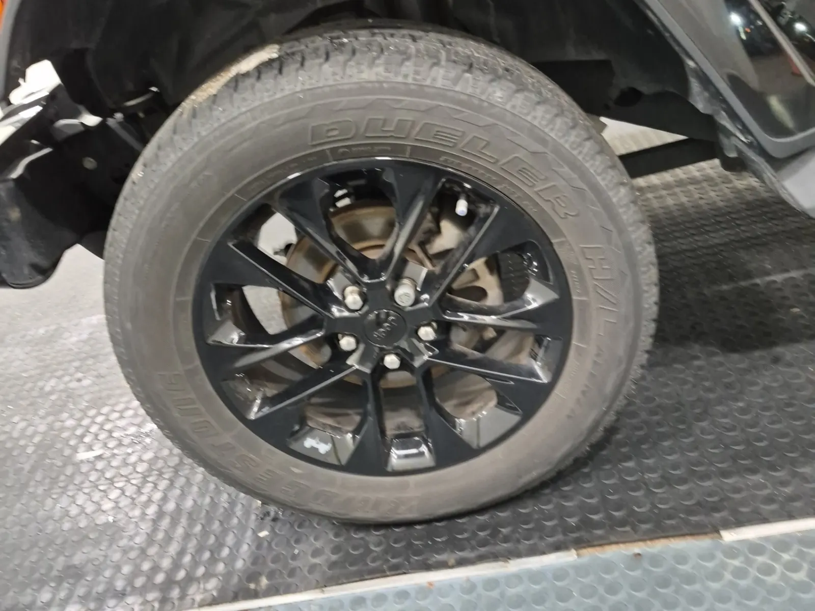 Front driver wheel/tire photo