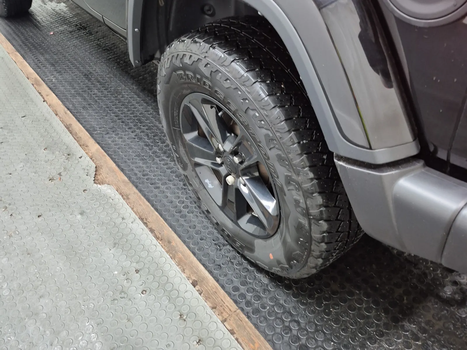 Left Rear Wheel/Tire Photo