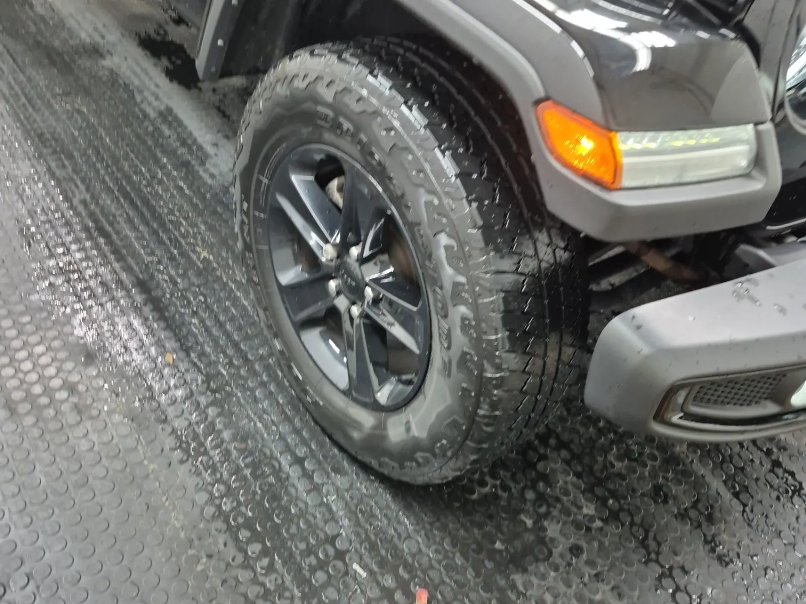 Right Front Wheel/Tire Photo