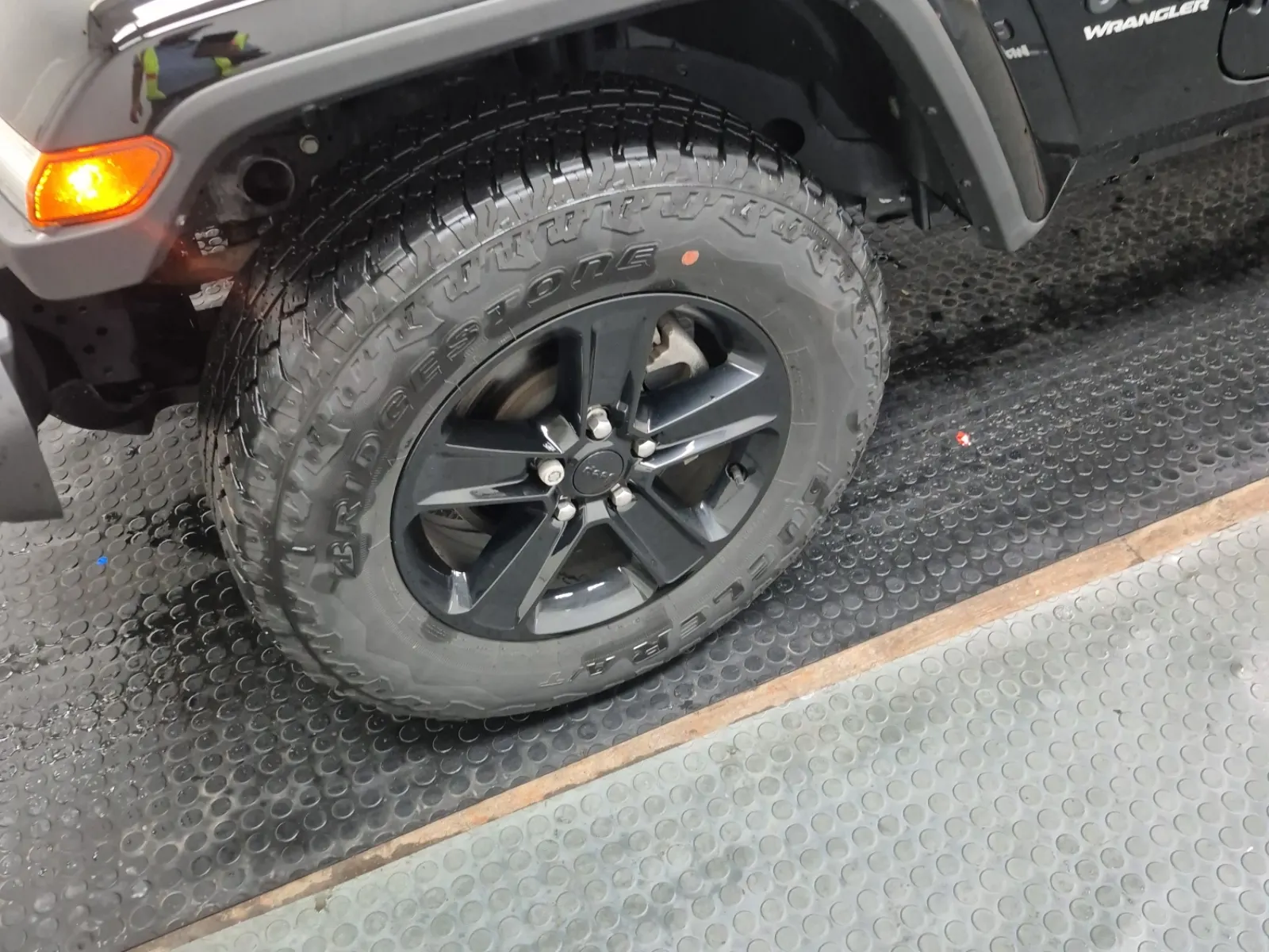 Front driver wheel/tire photo